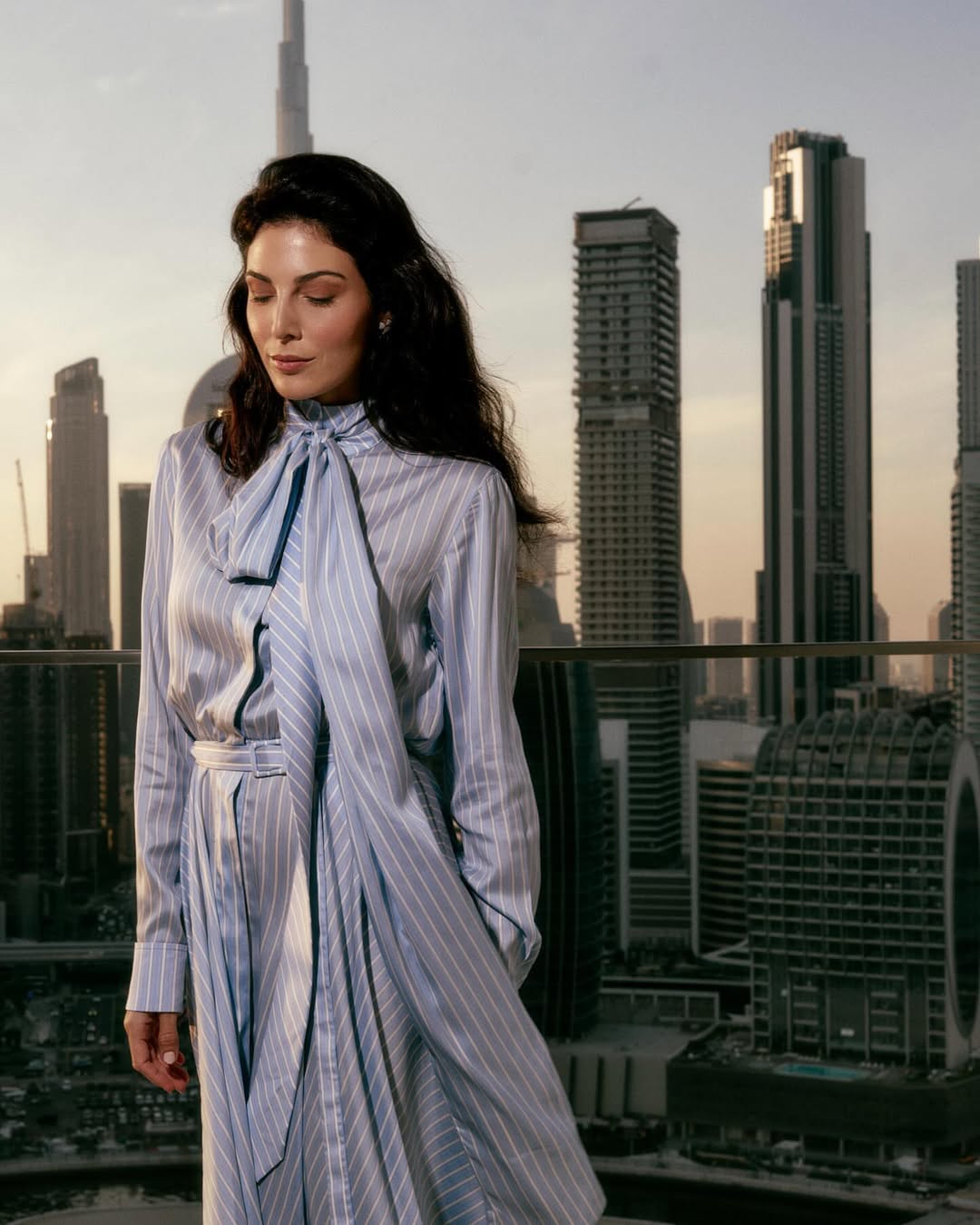 رزان جمال بزي من الحرير باللون الأزرق الفاتح مقلم بالخطوط البيضاء