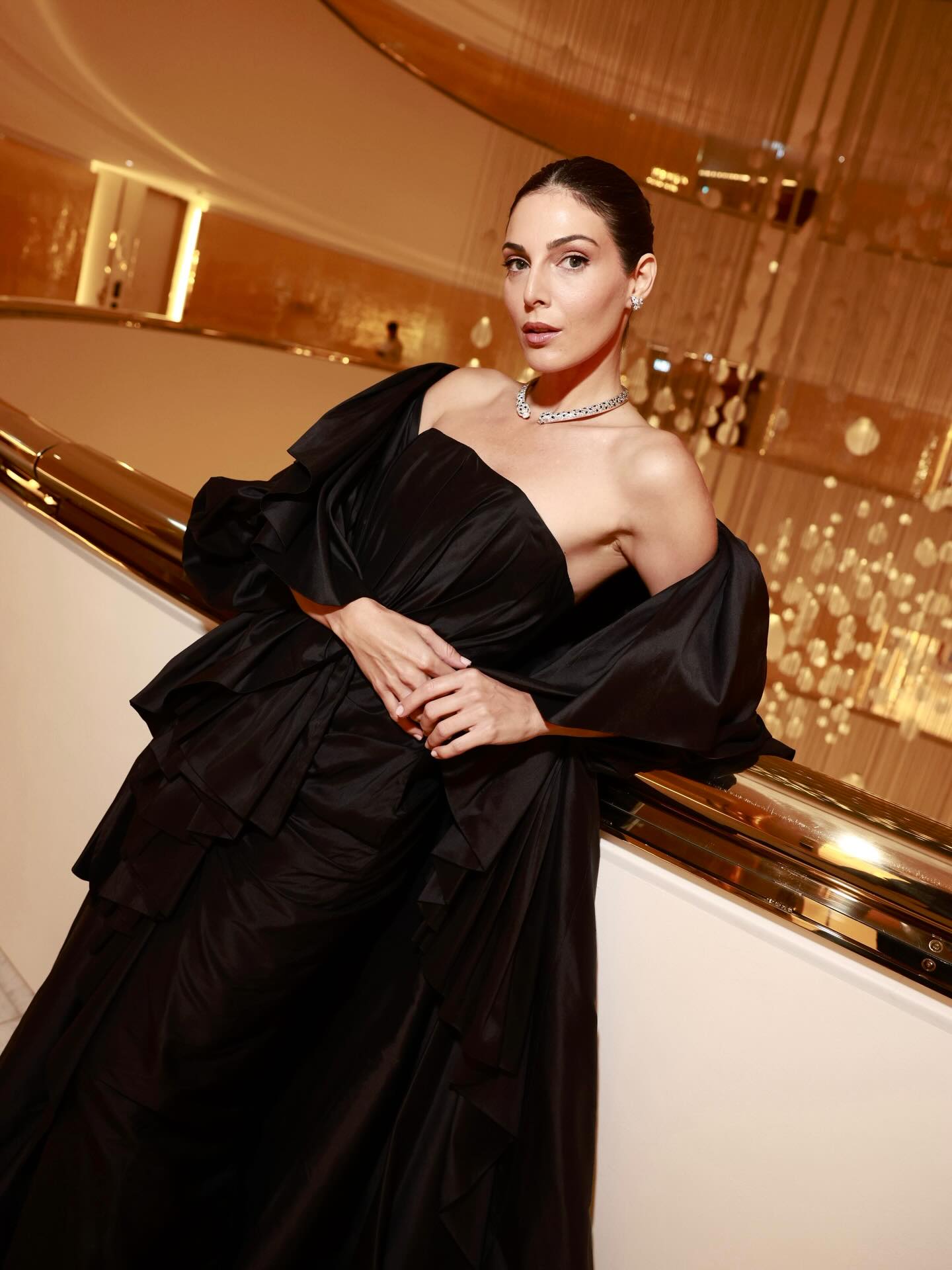 رزان جمال بعقد وأقراط من دار كارتييه Cartier منحتها لمسة جمعت بين العصرية والكلاسيكية