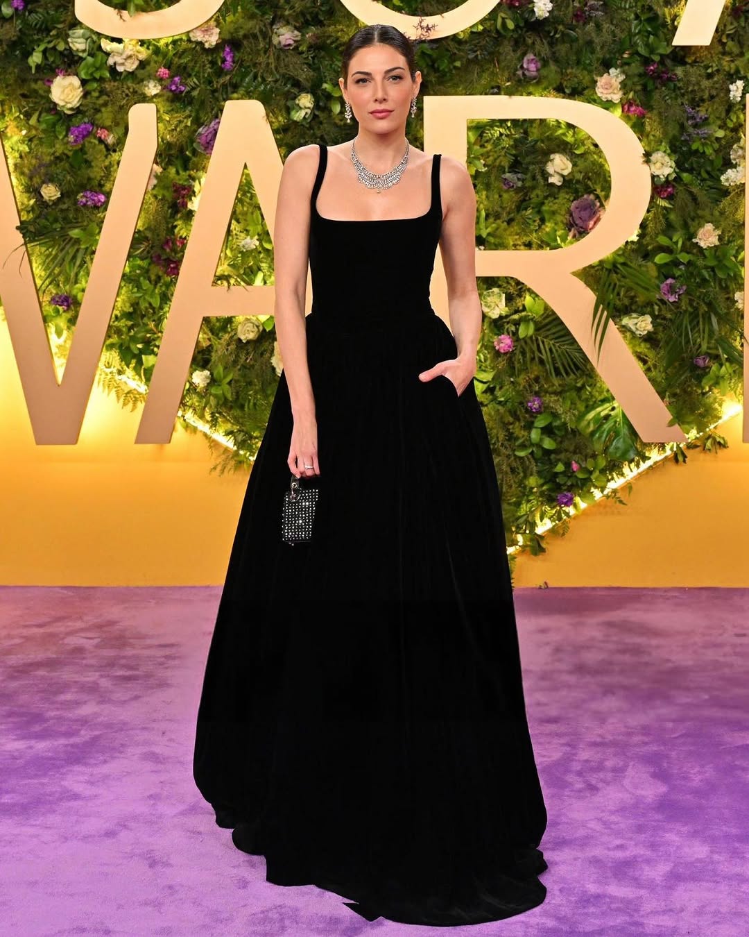 إطلالة رزان جمال بفستان أسود مخمل كلاسيكي