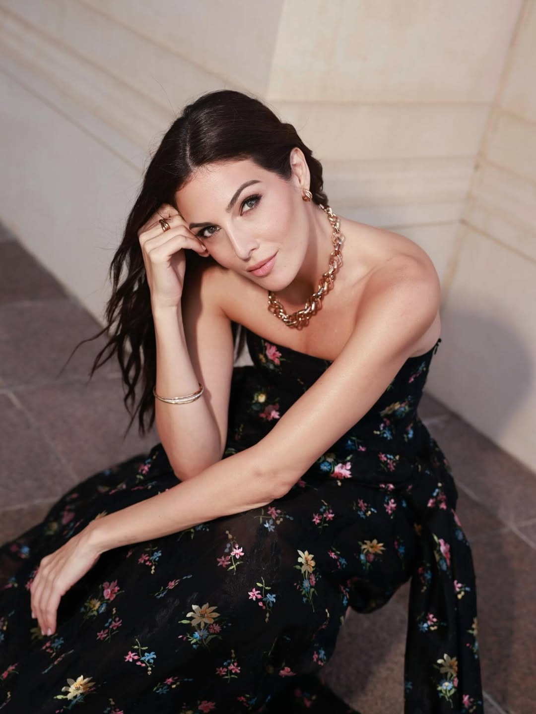 رزان جمال بالجاذبية البرونزية والشعر المنسدل