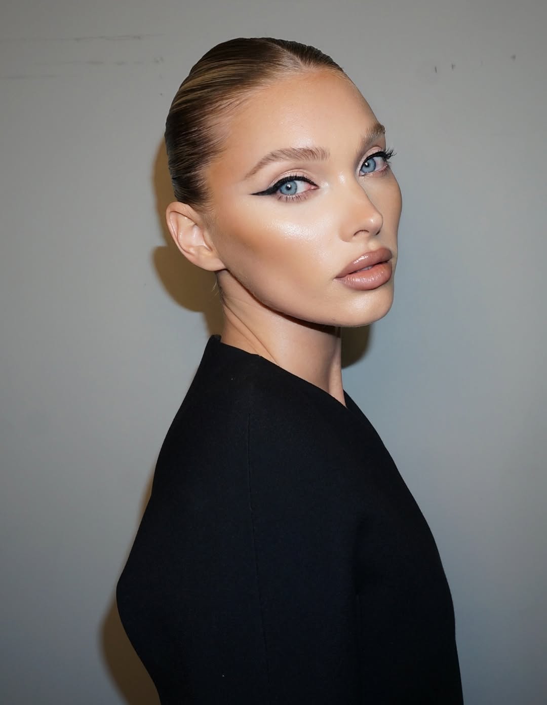 رسمات الآيلاينر الاسود العريض بأسلوب Elsa Hosk