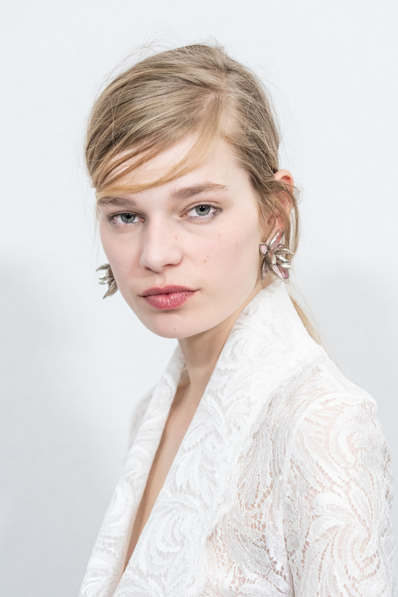 رسمات الآيلاينر الرفيعة مع الظلال النيود من دار Christian Dior