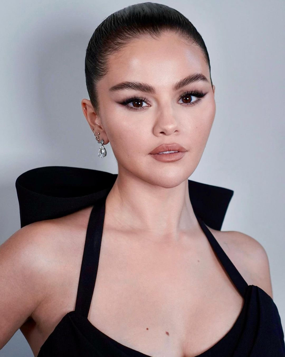 إطلالة Selena Gomez بالآيلاينر الأسود المجنح