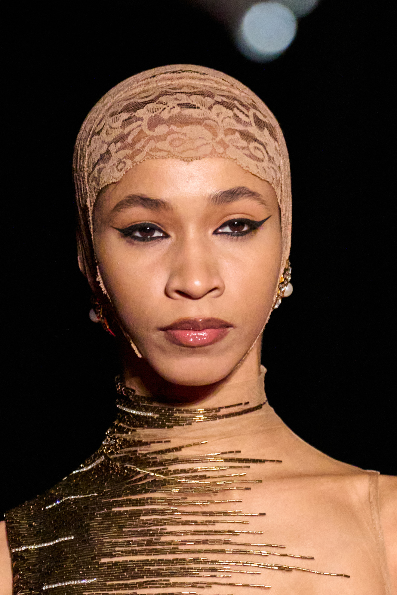 رسمات الآيلاينر السوداء والمجنحة والرفيعة من دار Laquan Smith