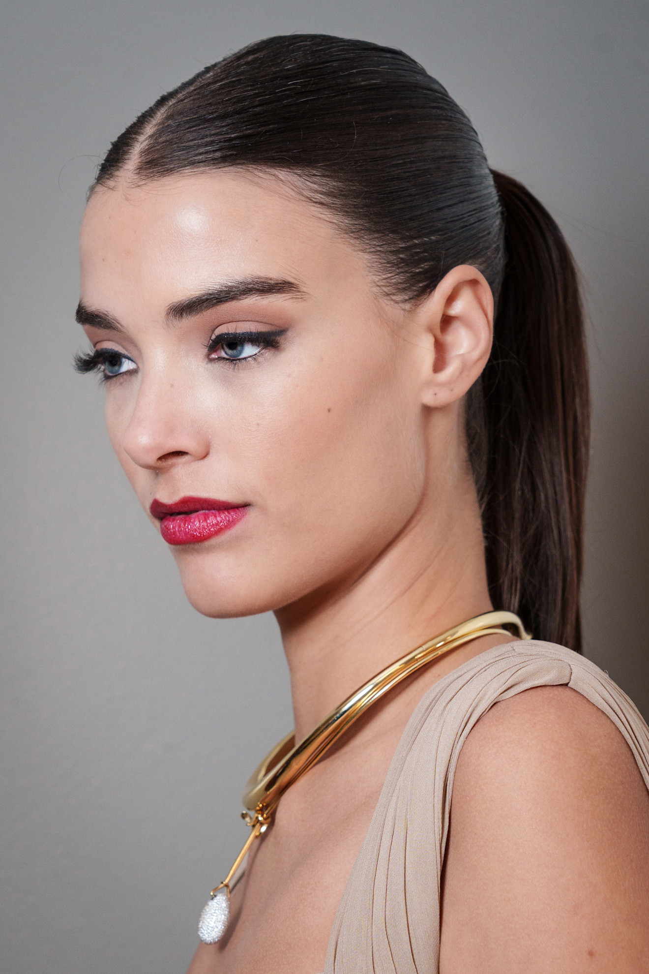 رسمات الآيلاينر العريضة مع أحمر الشفاه الكرزي من دار Pamella Roland