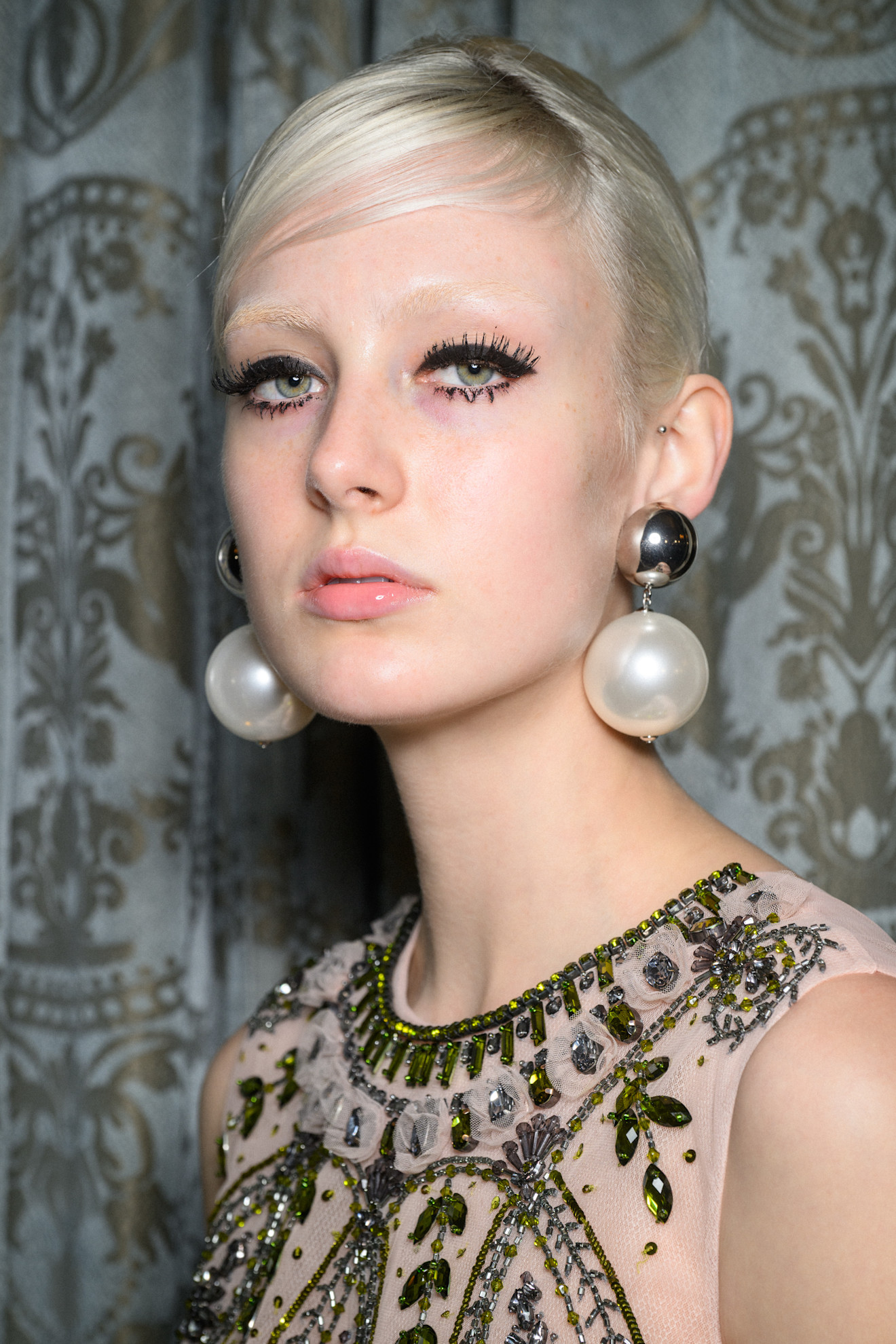 رسمات الايلاينر السوداء العريضة من دار Huishan Zhang