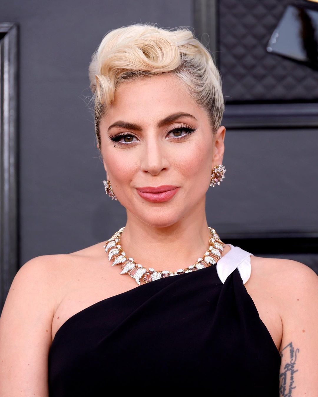 اطلالة ليدي غاغا Lady Gaga بصبغات الحواحب الشقراء