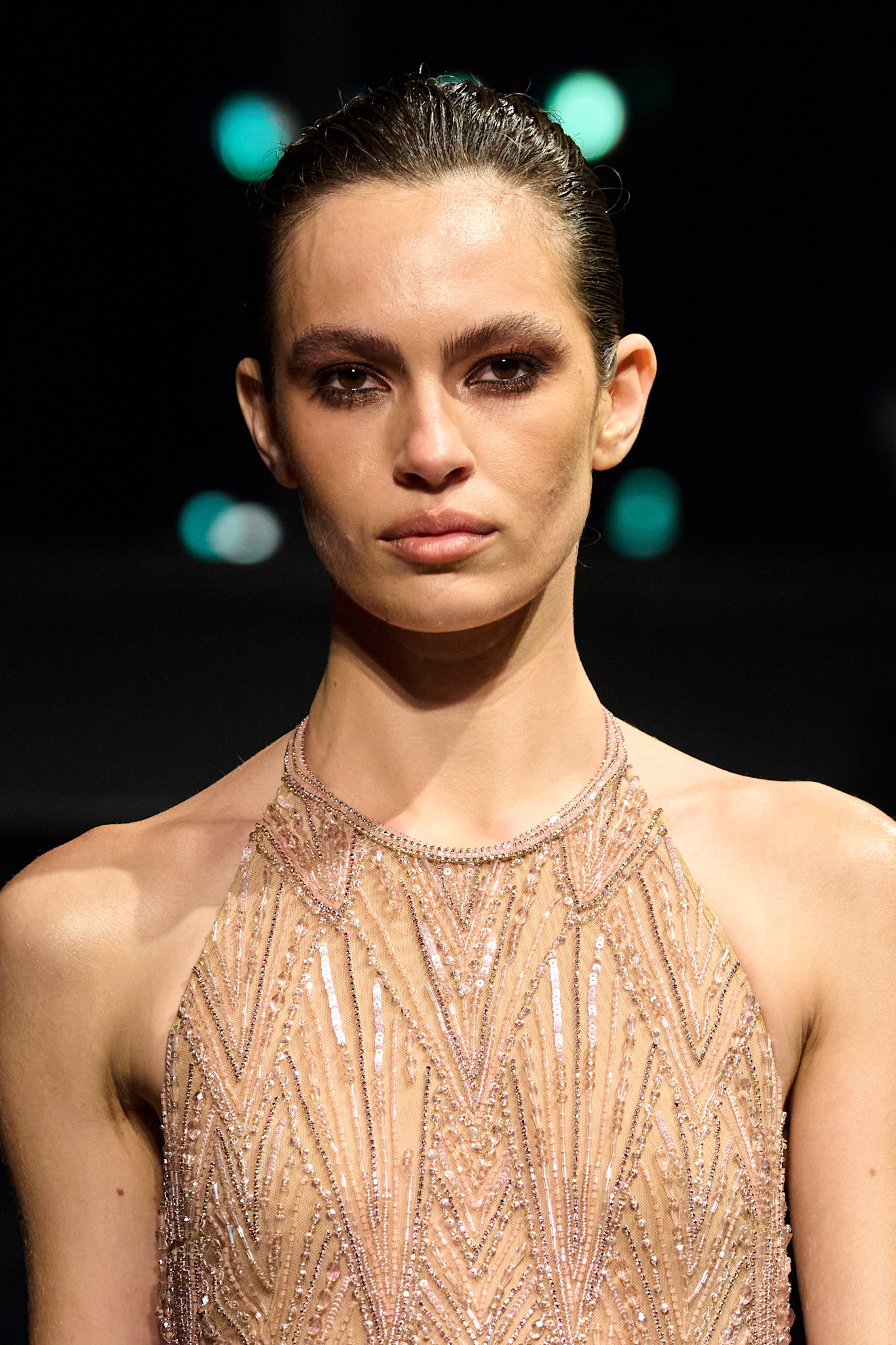 رسمات الحواجب البنية والكراميل من دار Julien Macdonald