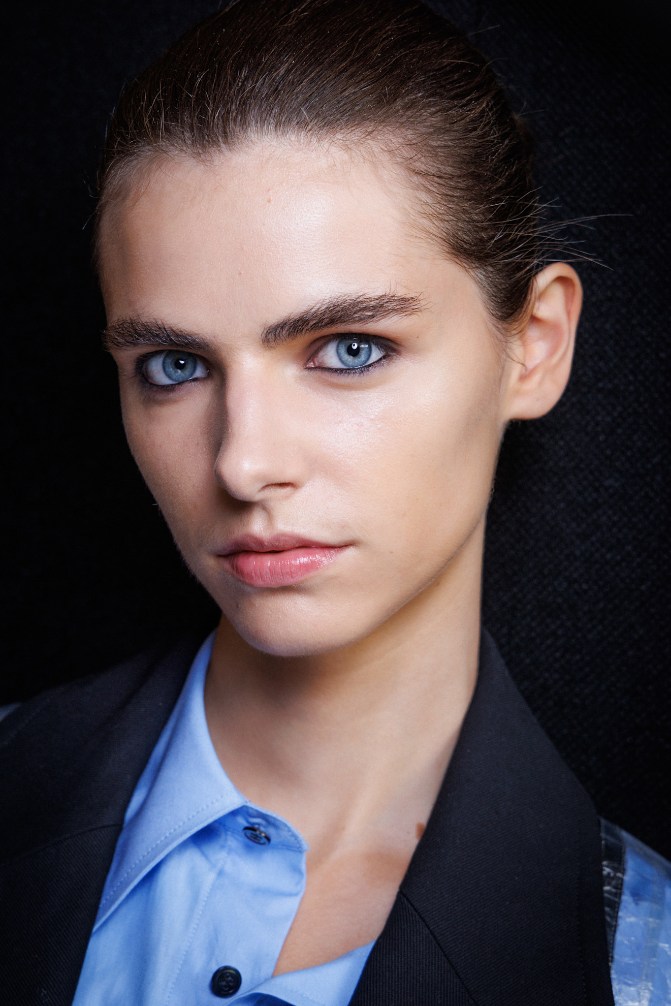 رسمات الحواجب الداكنة ستزول عام 2026