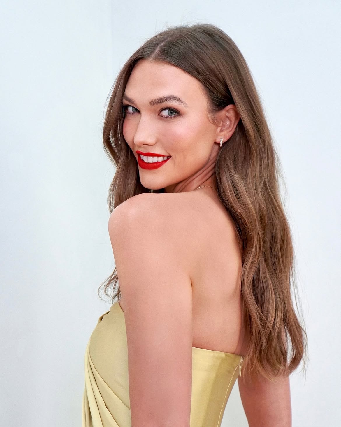 رسمات الحواجب العريضة مع الشعر الزائد بأسلوب Karlie Kloss