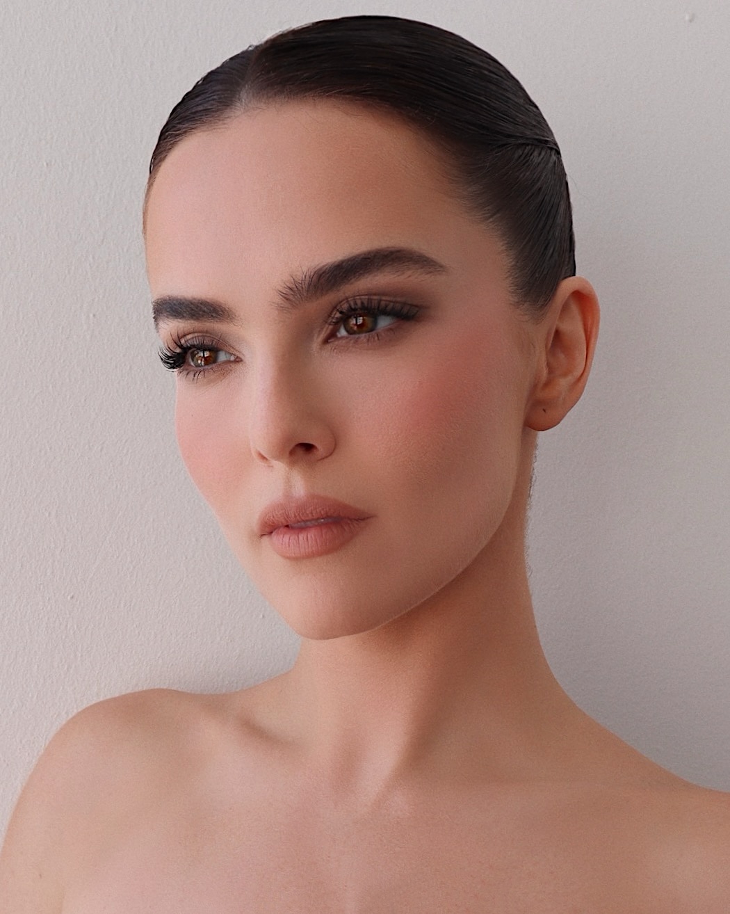 رسمات الحواجب العريضة والطبيعية بخطوط كثيفة من دار Zoey Deutch