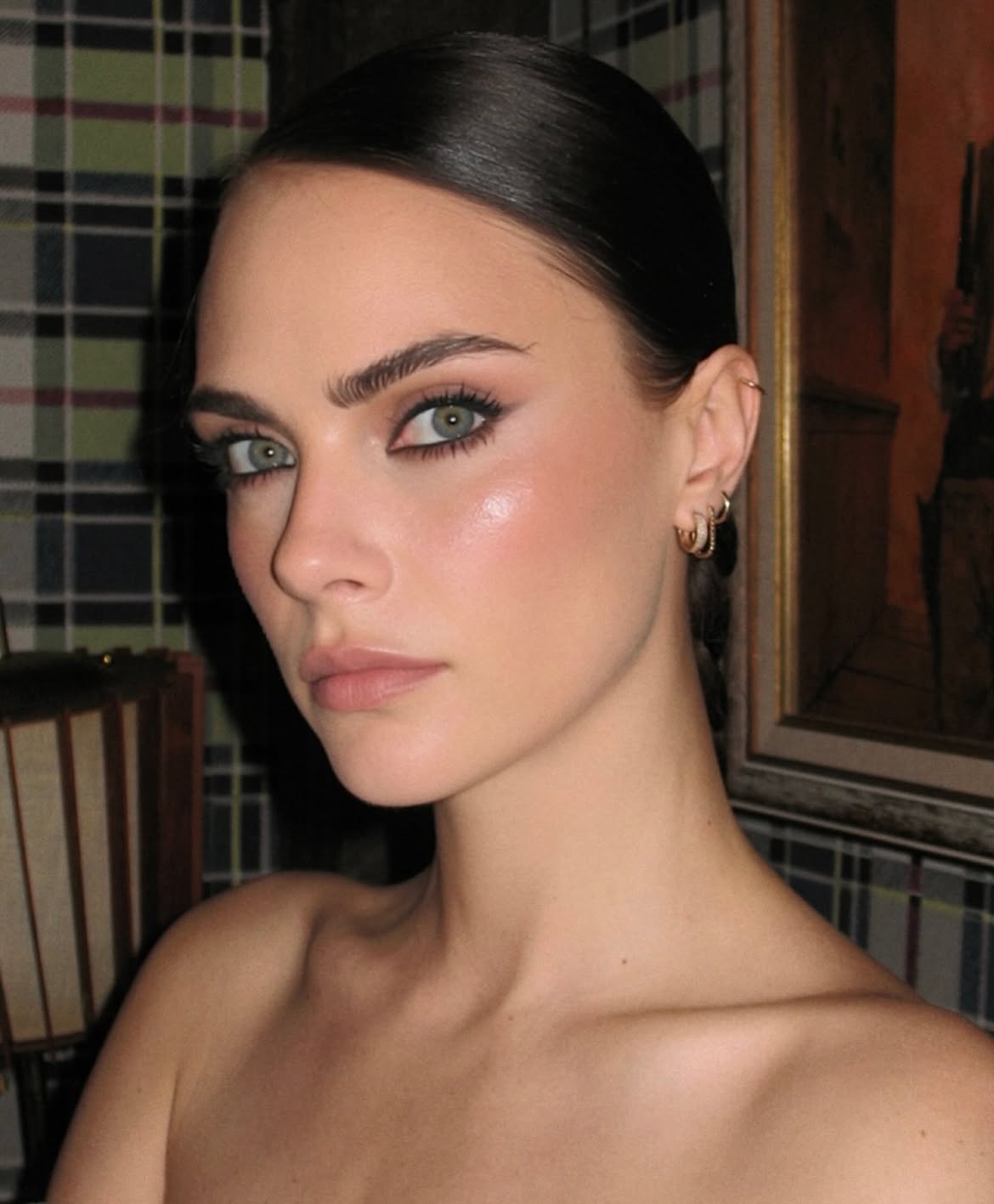 رسمات الخطوط البنية الداكنة من إطلالة Cara Delevingne- الصورة من حساب خبير المكياج Jimmy Stam على انستغرام