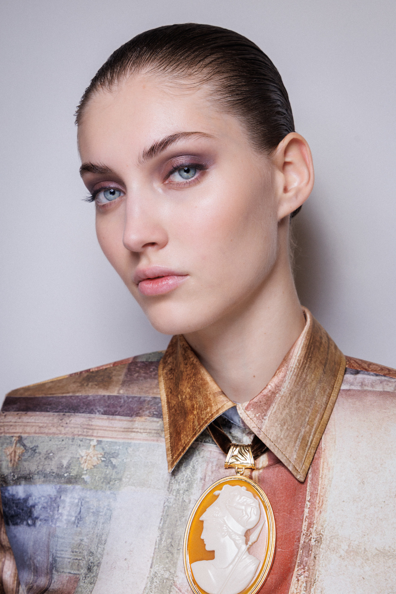 رسمات الظلال البنفسجية بخطوط متجددة من دار Roberto Cavalli