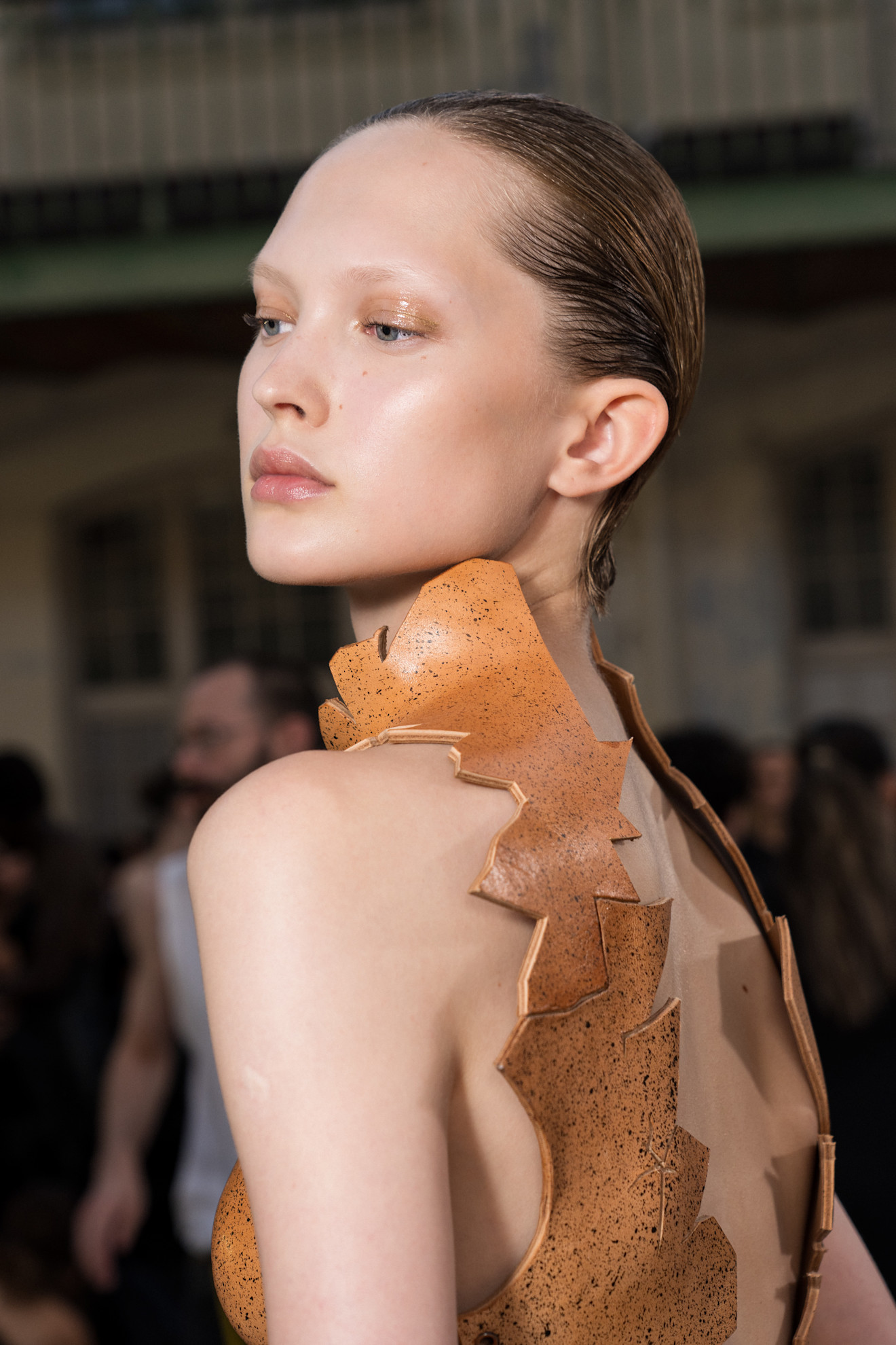 مكياج عيون مجنح وسموكي من دار Alexis Mabille