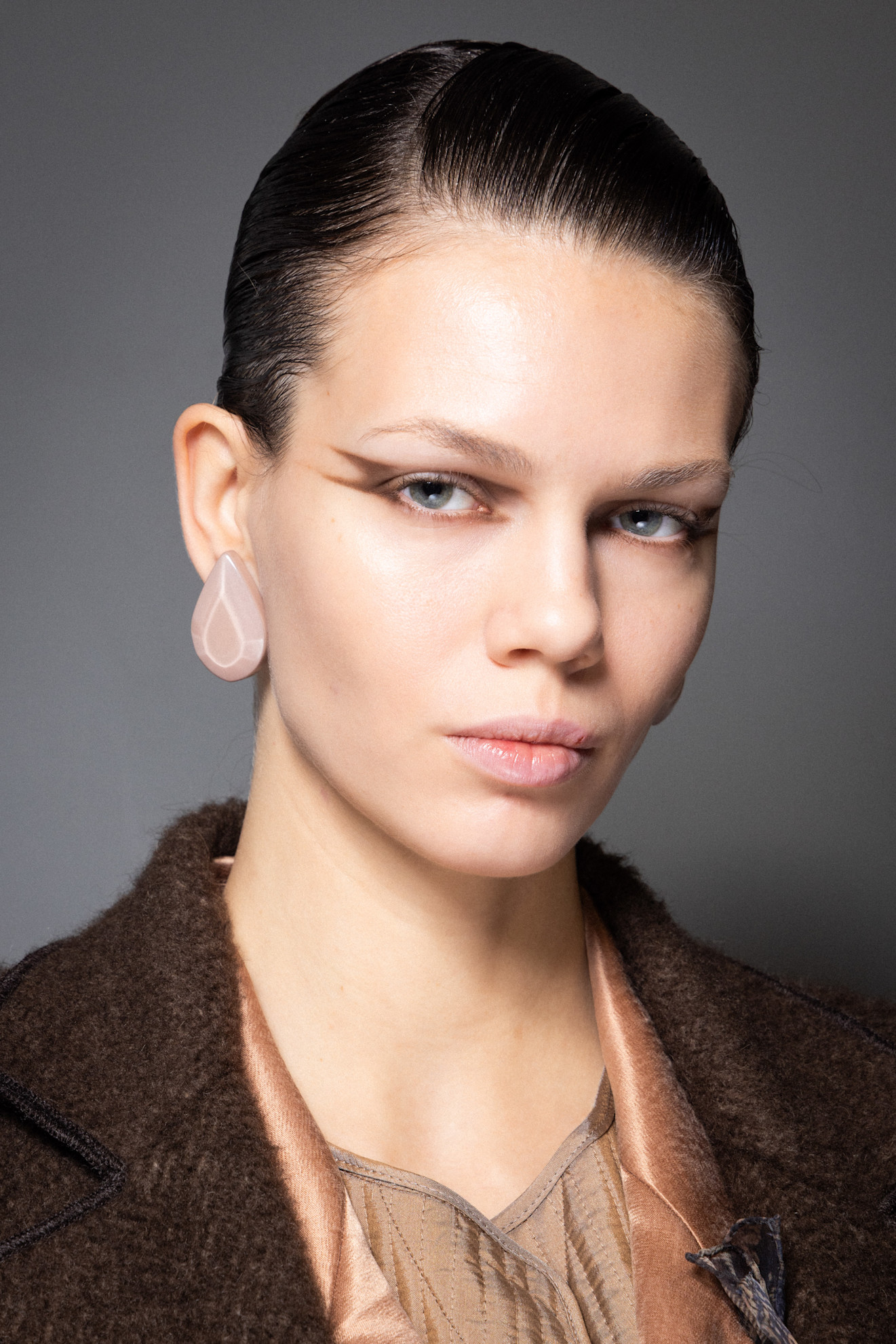 رسمات الكحل البني بخطوط هندسية من دار Giorgio Armani