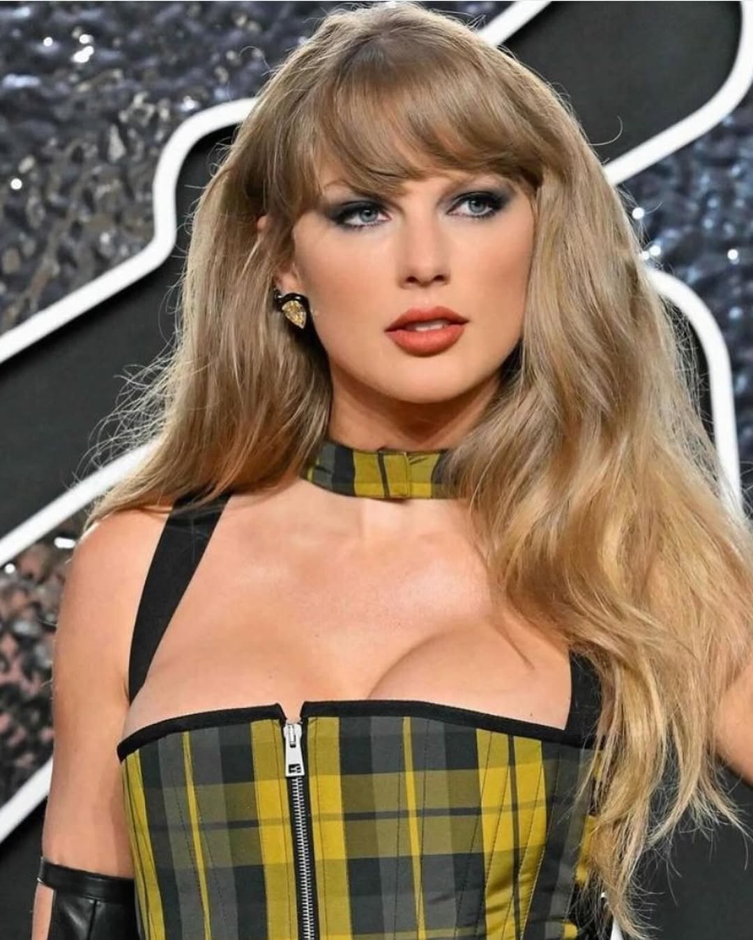 رسمات المكياج الأسود والسموكي بأسلوب Taylor Swift- الصورة من حساب خبيرة المكياج Lorrie Turk على انستغرام