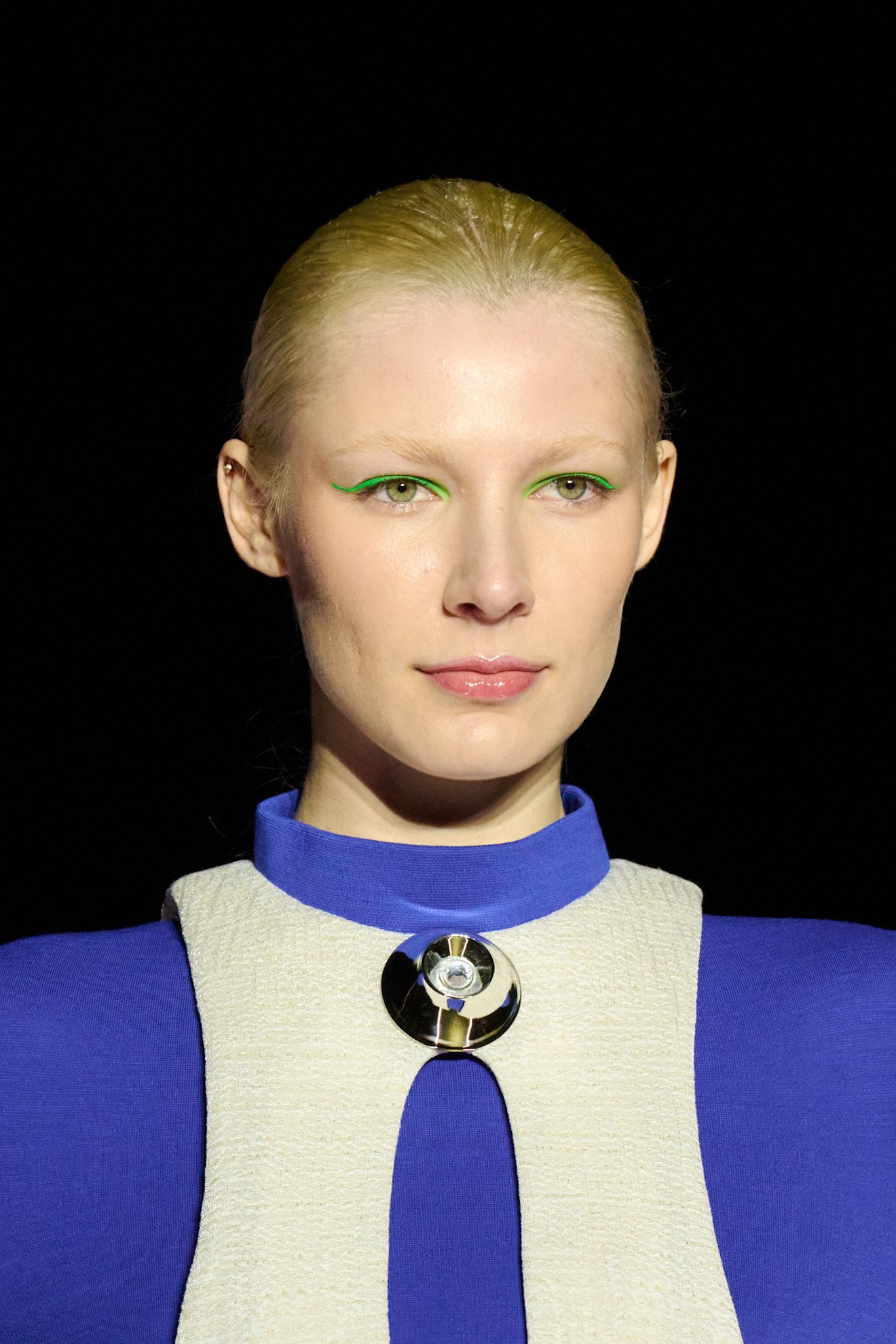 رسمات المكياج الاخضر العريض من دار Pierre Cardin