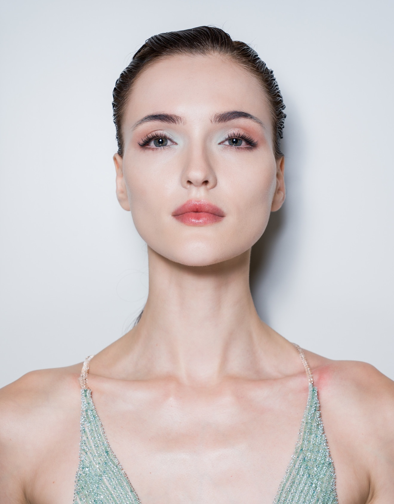 رسمات المكياج الاخضر المتموج من دار Armani Prive