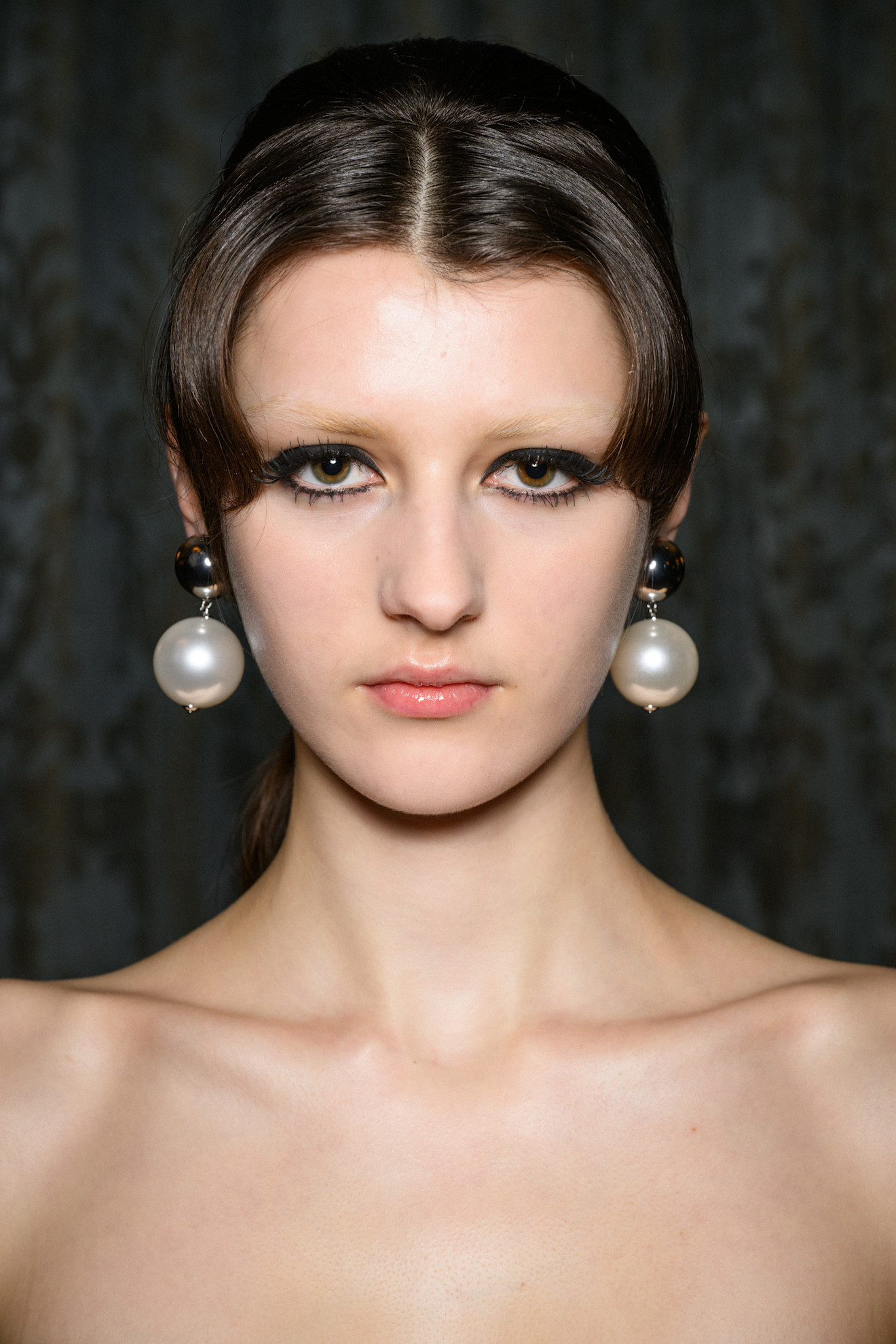 رسمات المكياج الاسود الدخاني  من دار Huishan Zhang