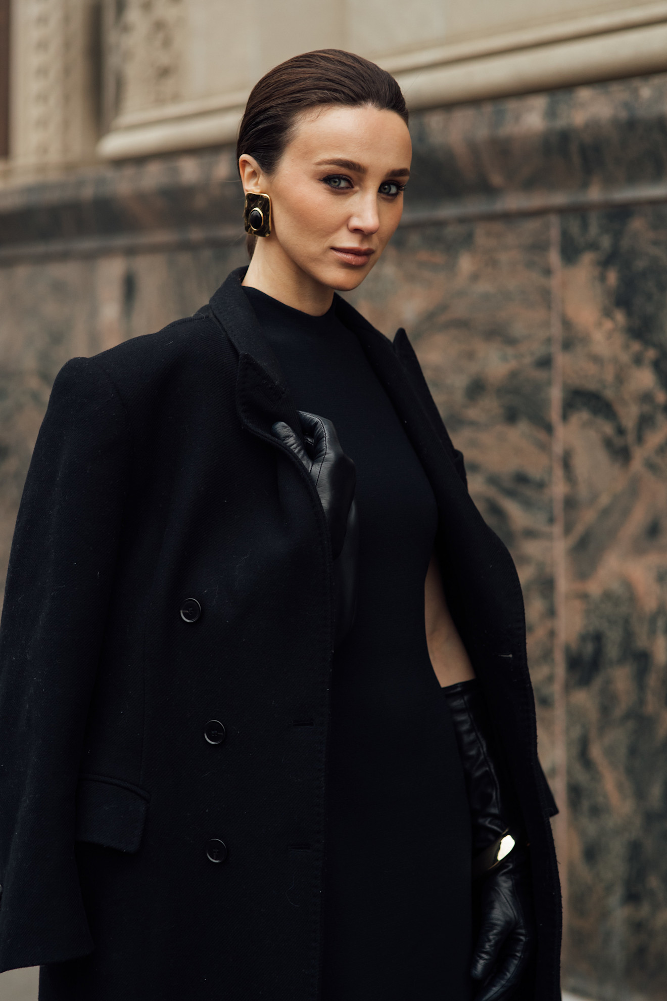 رسمات المكياج الاسود والمات في شوارع نيويورك