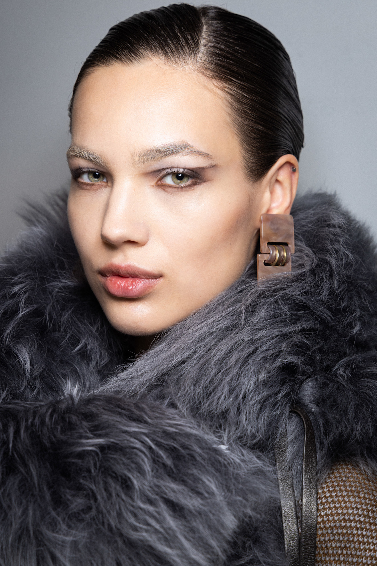 رسمات المكياج البرونزي البراق بخطوط مستقيمة من دار Giorgio Armani