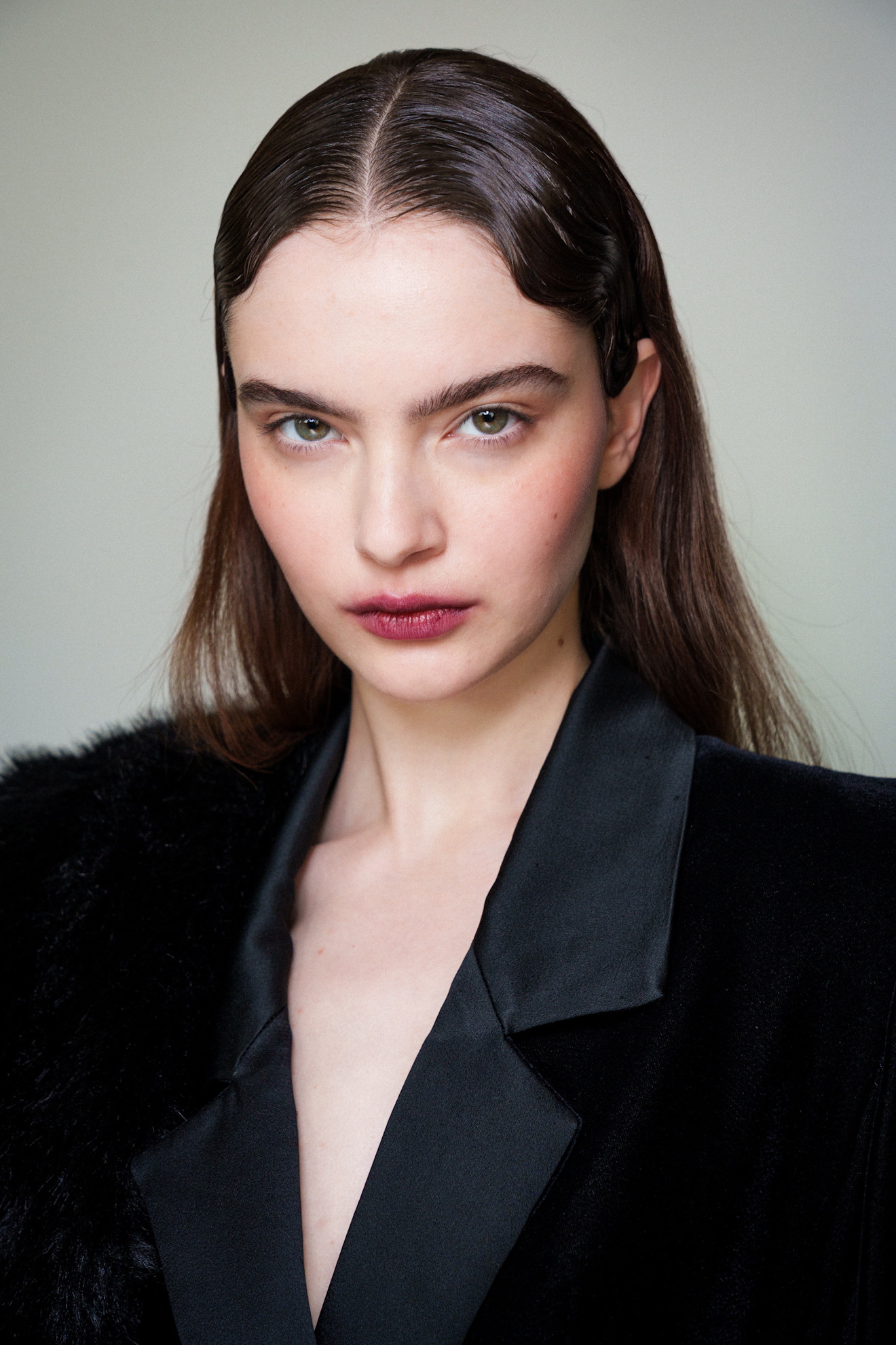 رسمات المكياج البرونزي البراق في مجموعة زهير مراد