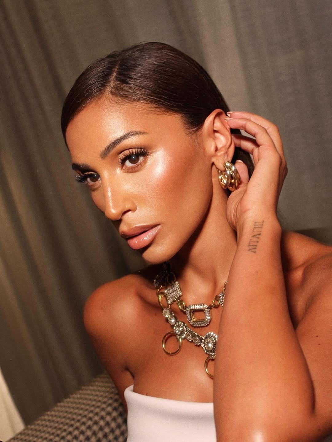 رسمات المكياج البرونزي القوي