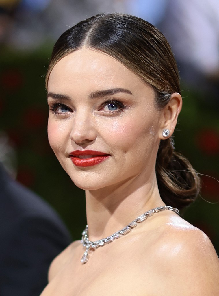 رسمات المكياج البرونزي بأسلوب Miranda Kerr عام 2022
