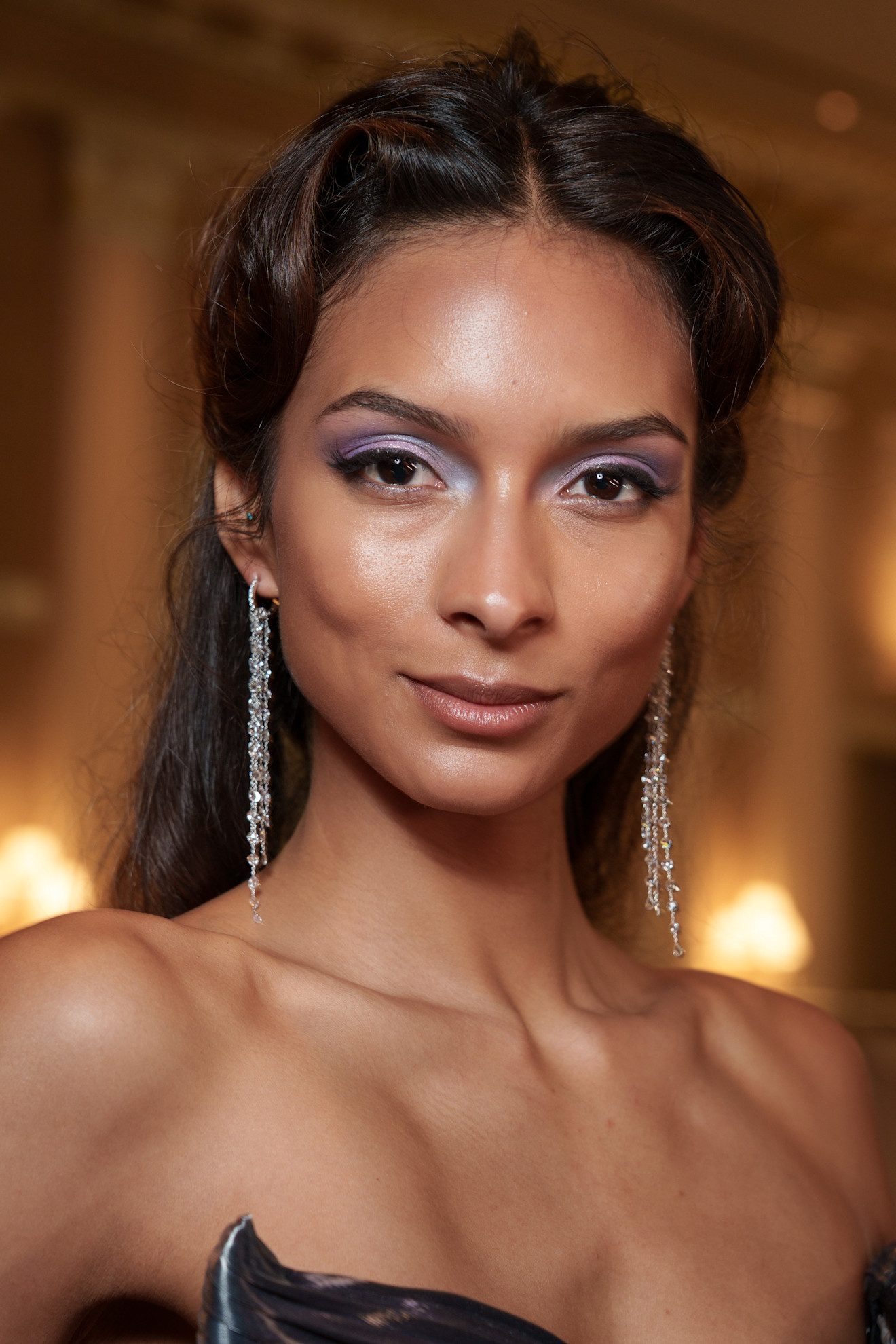 رسمات المكياج البنفسجي البراق من دار Andrew Kwon