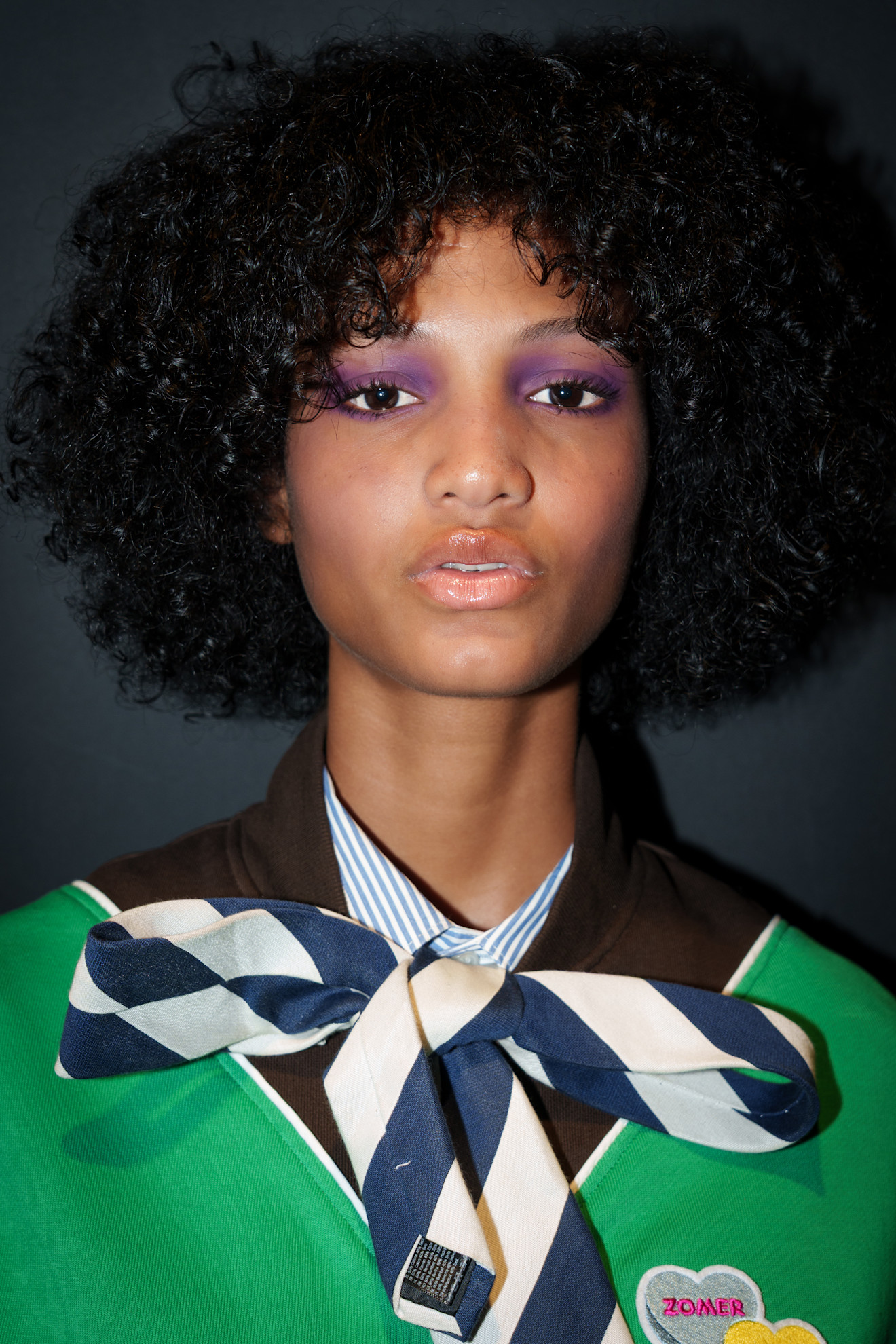 رسمات المكياج البنفسجي العريض من دار Zomer