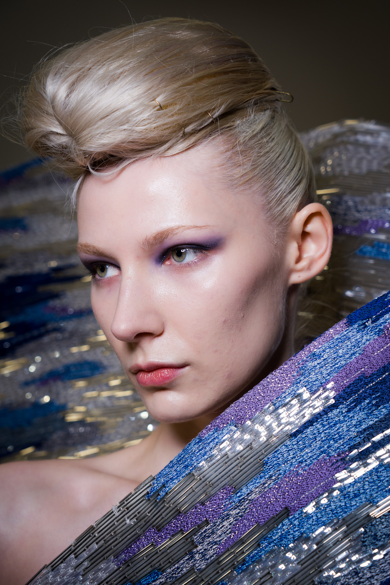 رسمات المكياج البنفسجي القوي  من دار Rahul Mishra