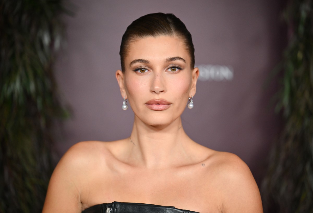 رسمات المكياج البني البراق بأسلوب Hailey Bieber