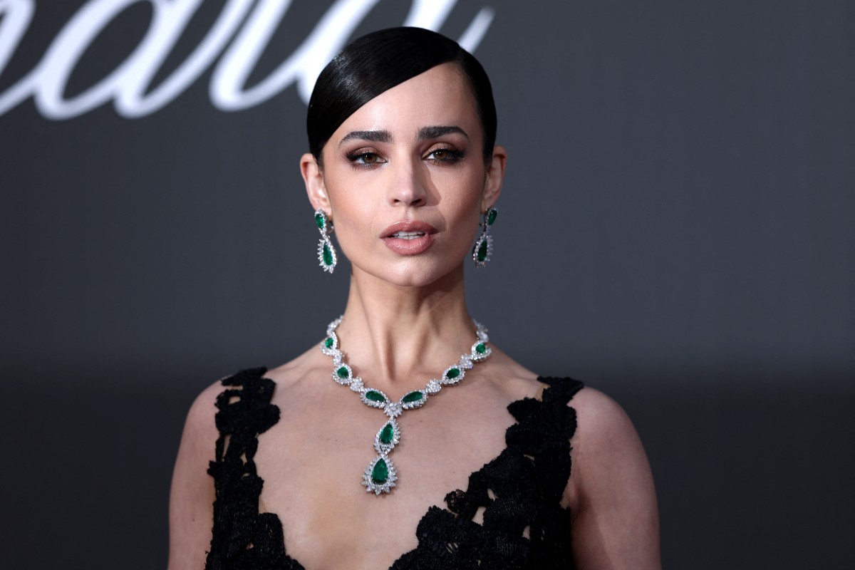 رسمات المكياج البني الداكن والغلوسي بأسلوب Sofia Carson