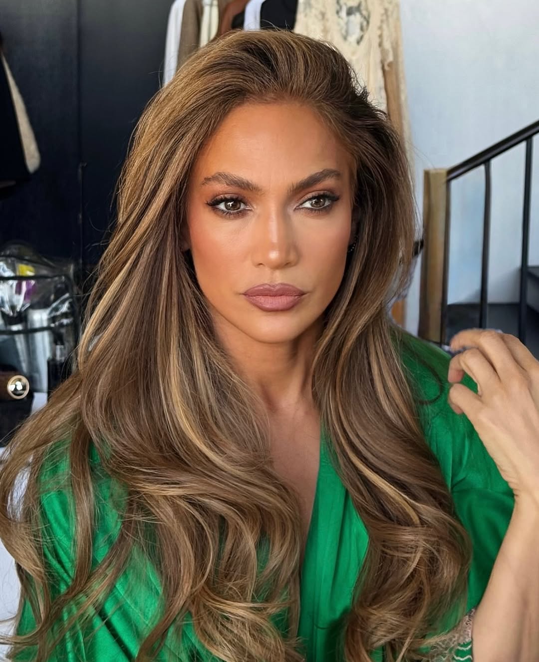 رسمات المكياج البني الشوكولا اللماع بأسلوب Jennifer Lopez