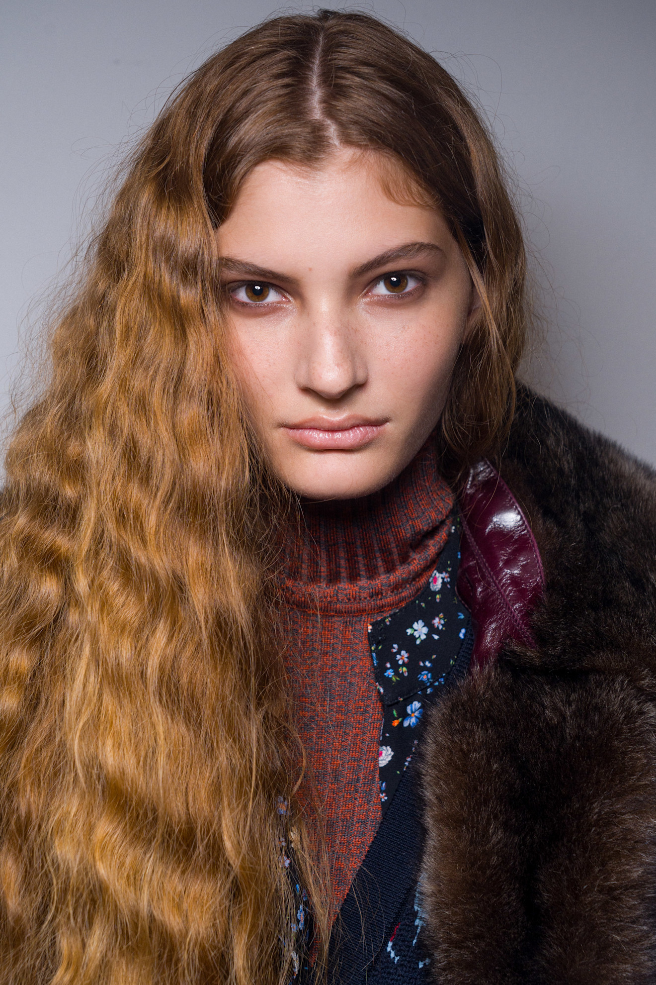 رسمات المكياج البني العريضة من دار Rabanne