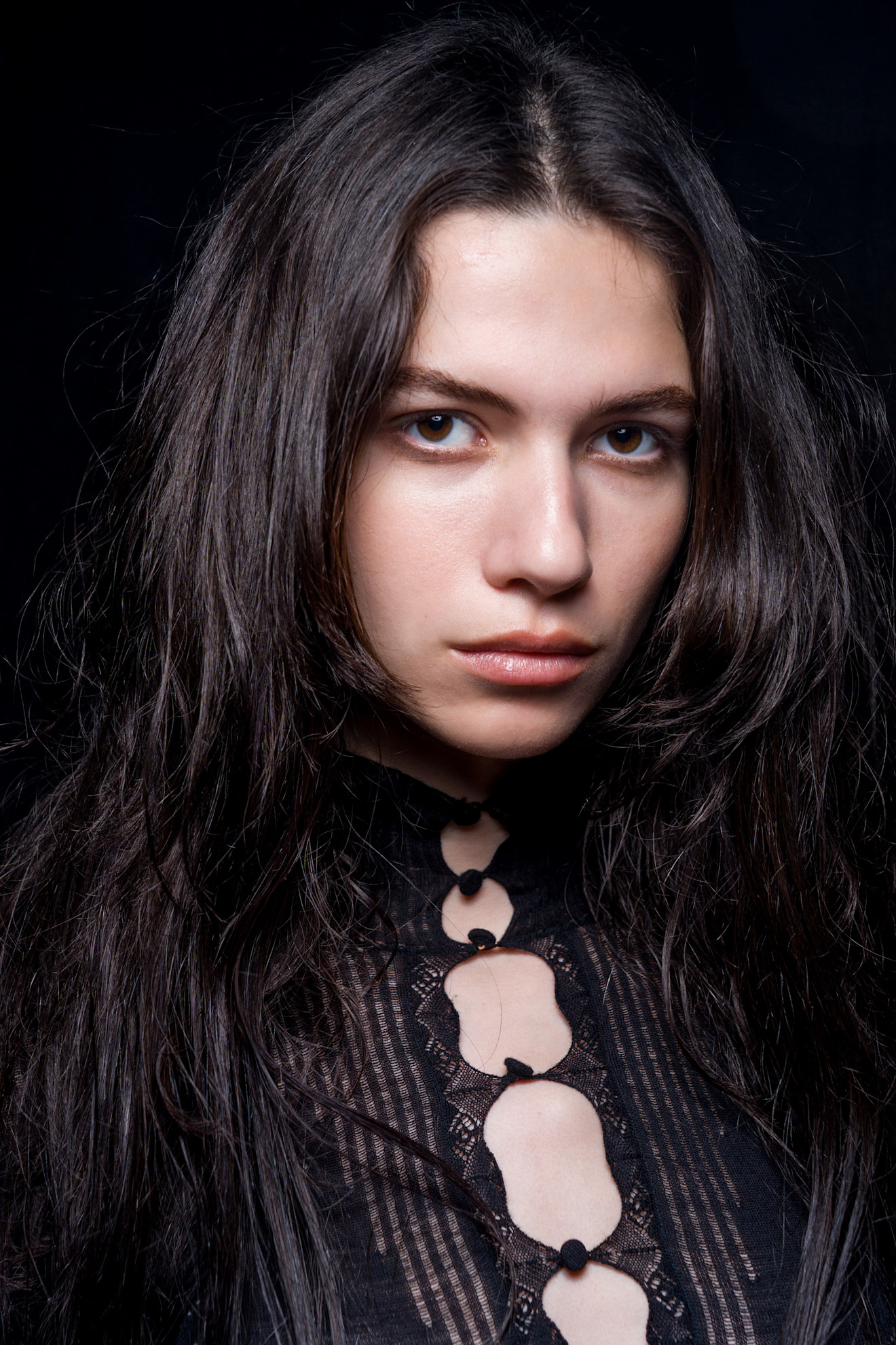 رسمات المكياج البني المات من دار Gabriela Hearst