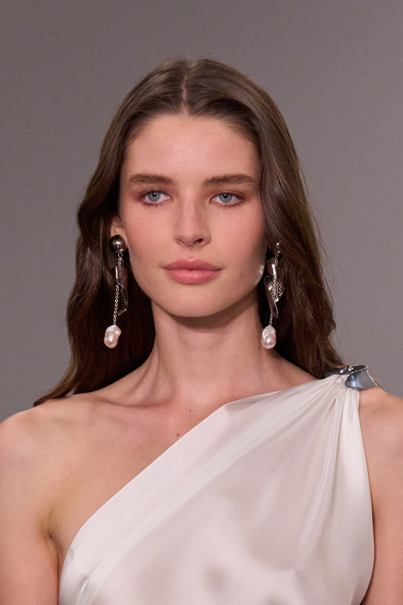 رسمات المكياج البني بتموجات طبيعية من دار Ralph Lauren
