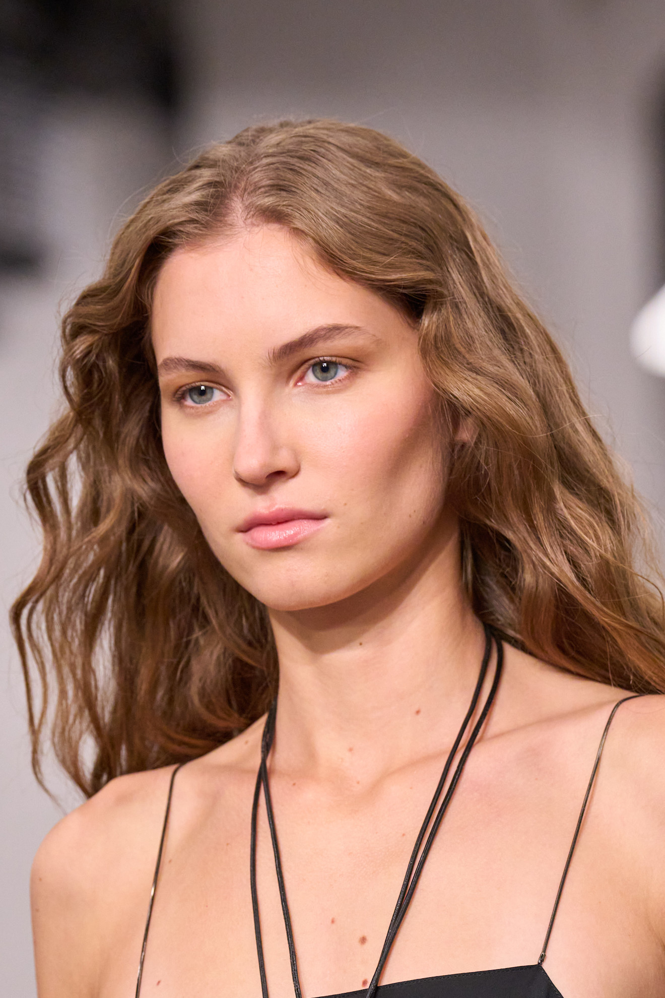 رسمات المكياج البني بتموجات مشرقة من دار Ralph Lauren