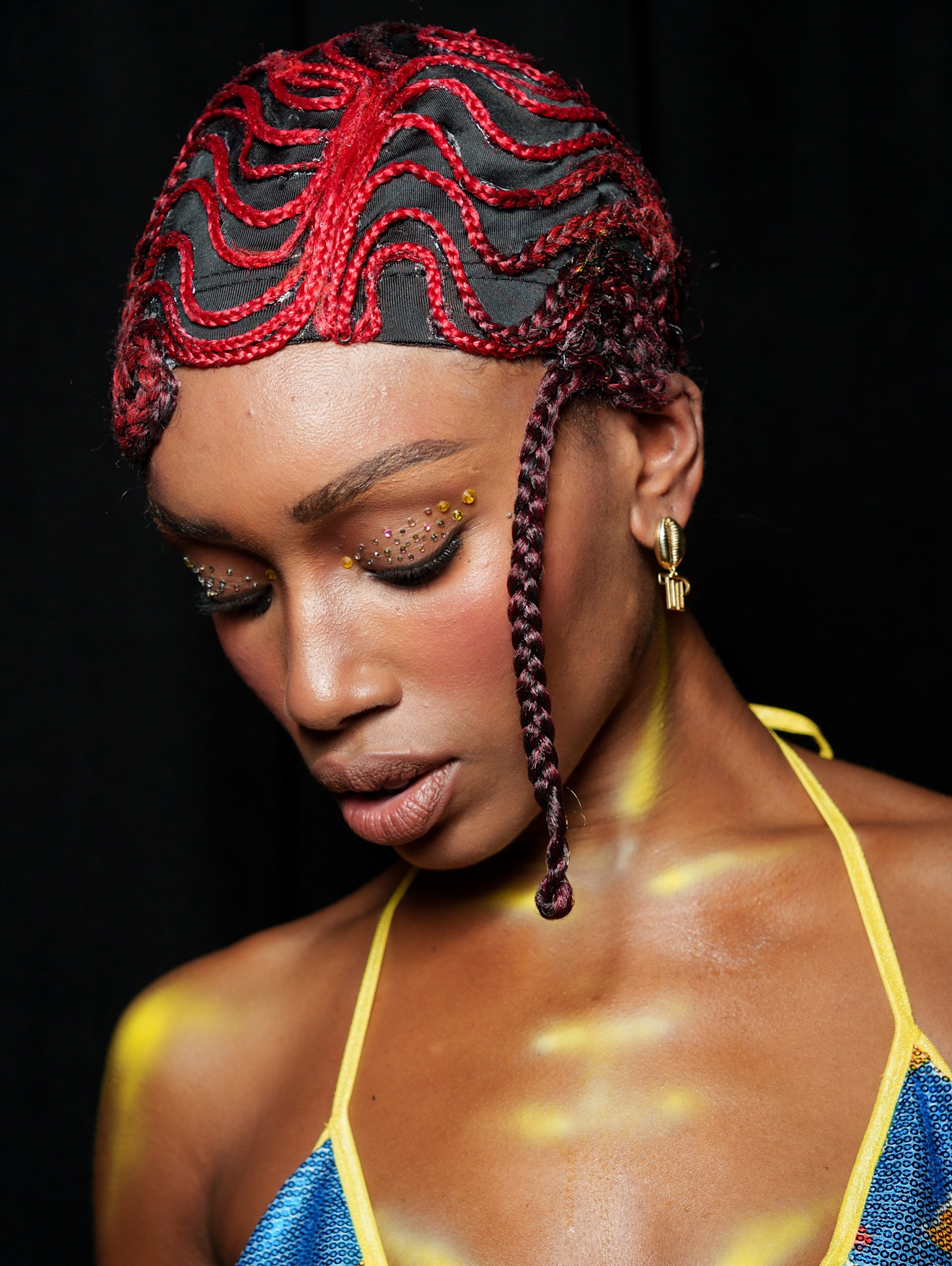 رسمات المكياج البني مع الستراس من دار Theophilio