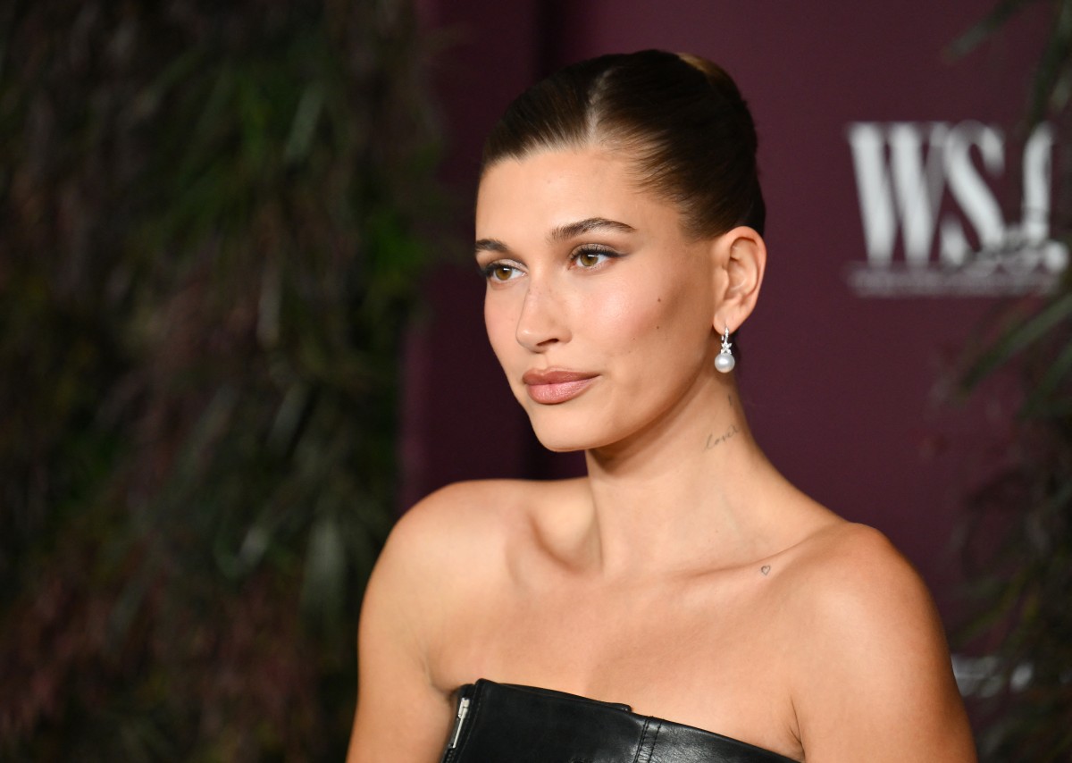 رسمات المكياج البني مع الشعر الداكن بأسلوب Hailey Bieber