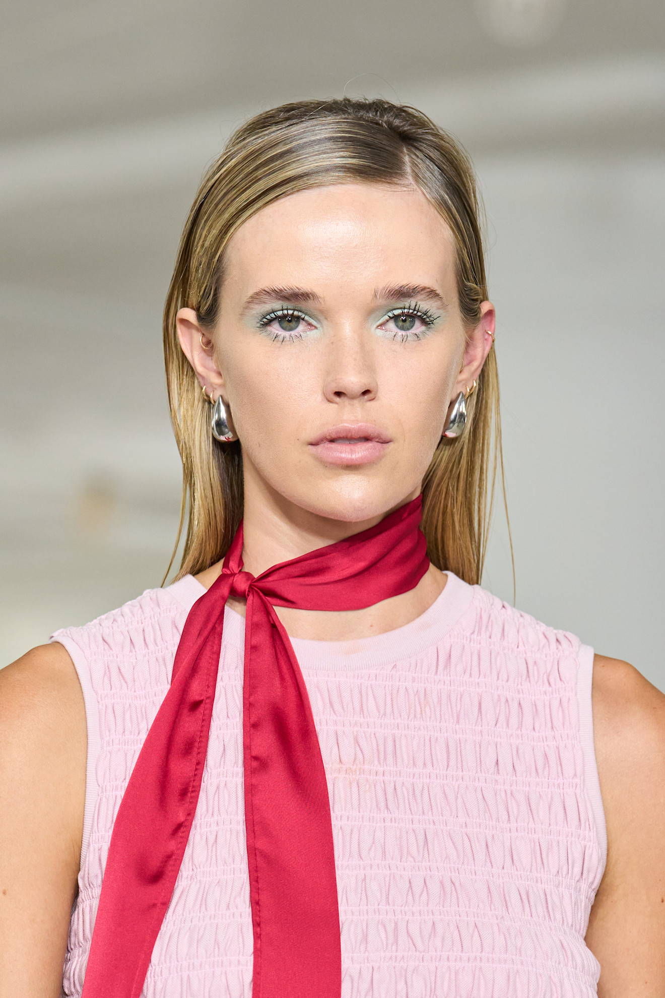 رسمات المكياج الخضراء الفاتحة والمشرقة من دار Private Policy