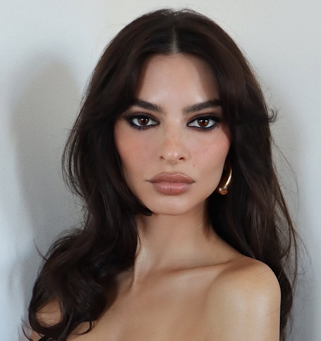 رسمات المكياج الدخاني والغلوسي بأسلوب Emily Ratajkowski