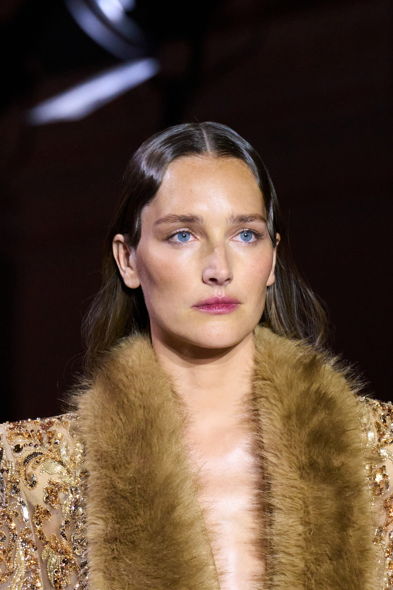 رسمات المكياج الذهبي البراق من دار Zuhair Murad