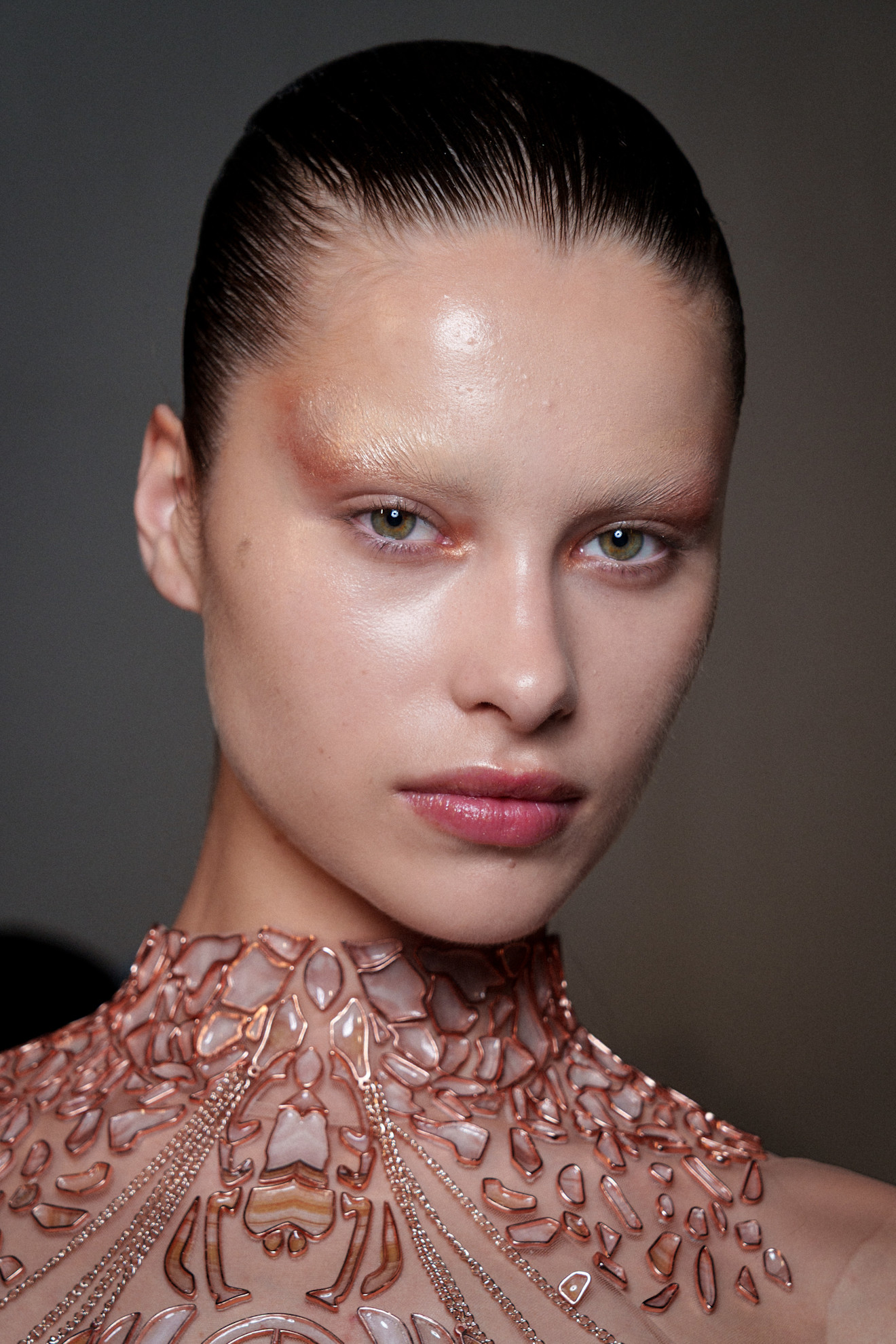 رسمات المكياج الذهبي مع اللون المشمشي من دار Iris Van Herpen