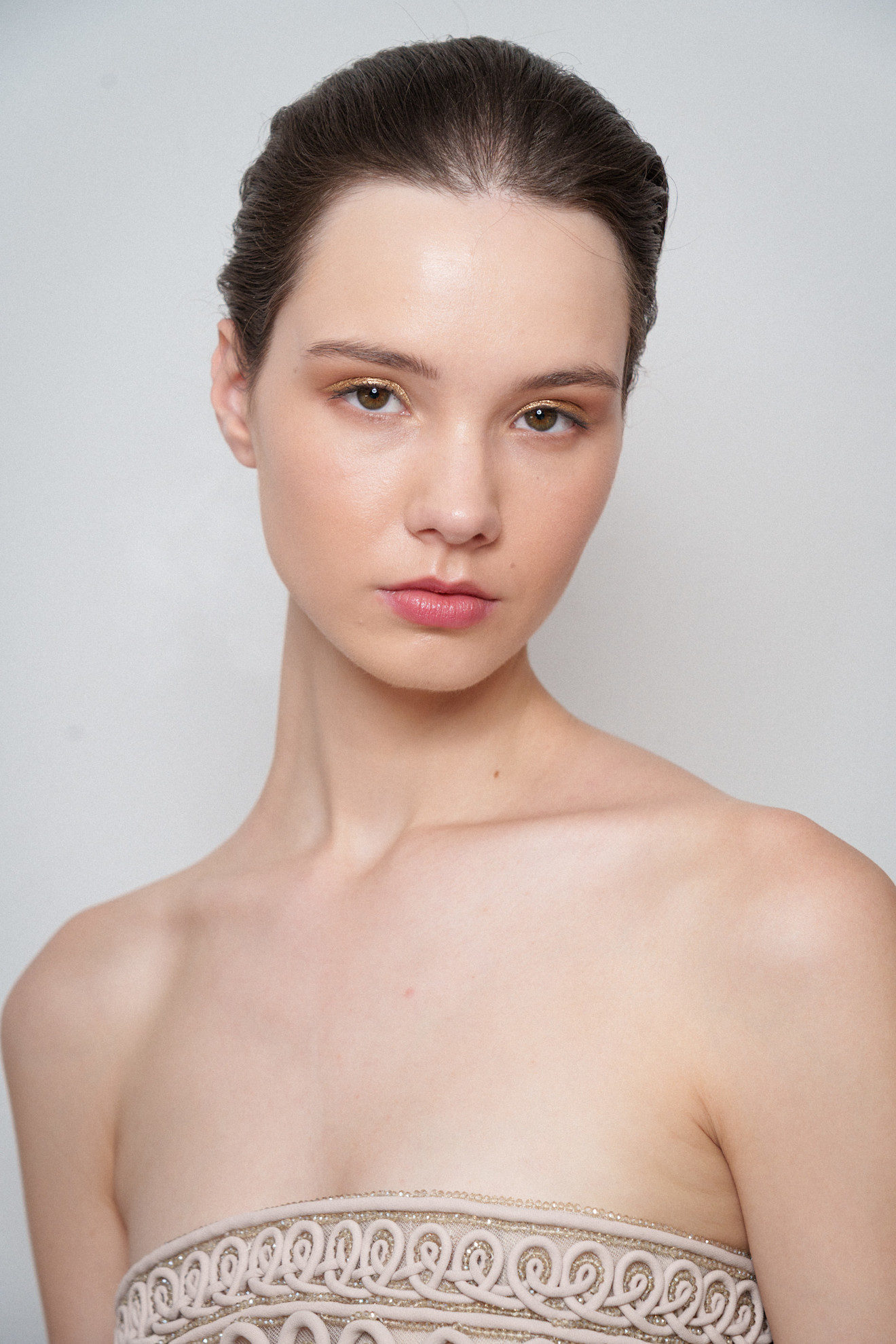 رسمات المكياج الذهبي والبراق من دار Rami Al Ali