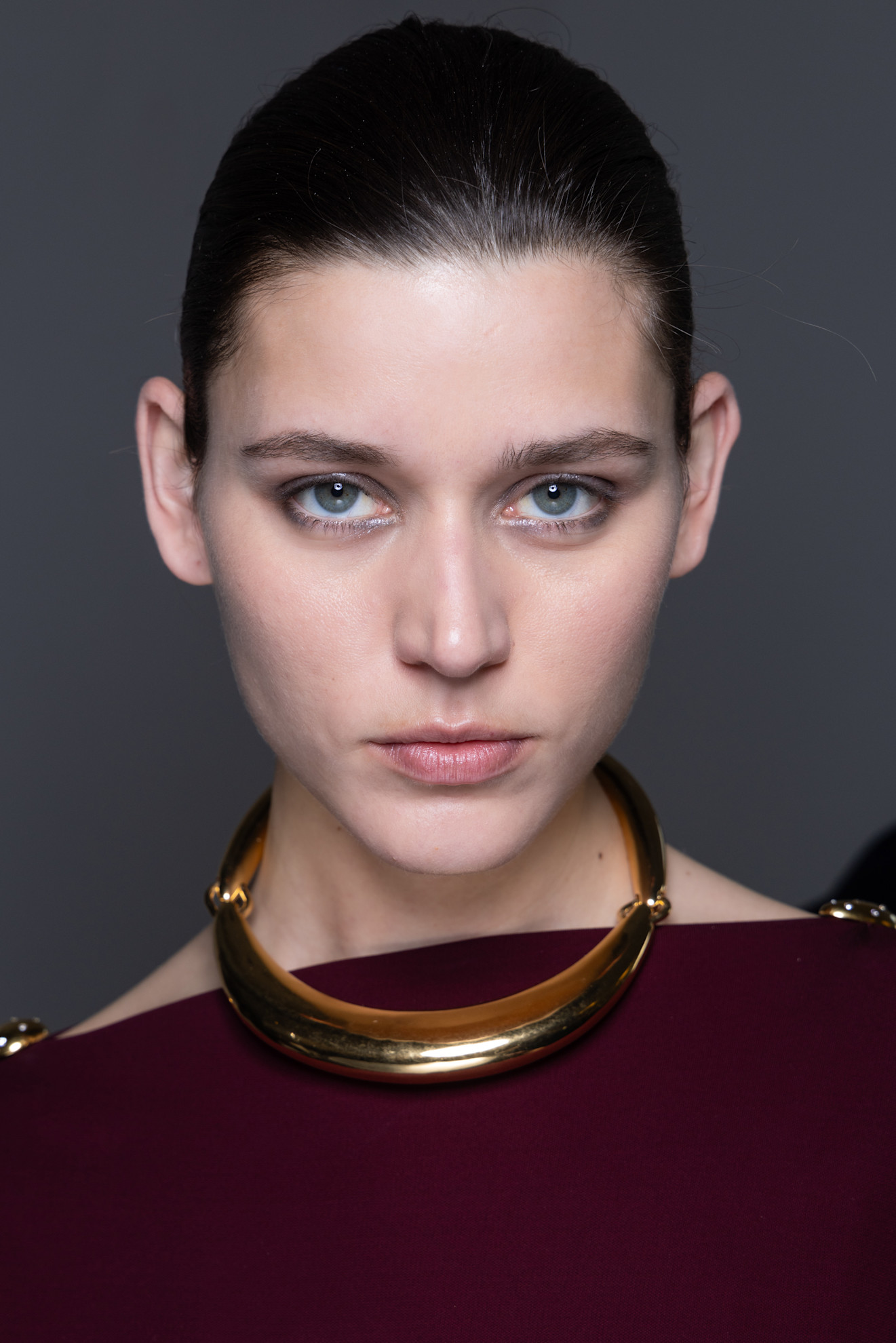 رسمات المكياج السموكي بتموجات فضية من دار Altuzarra