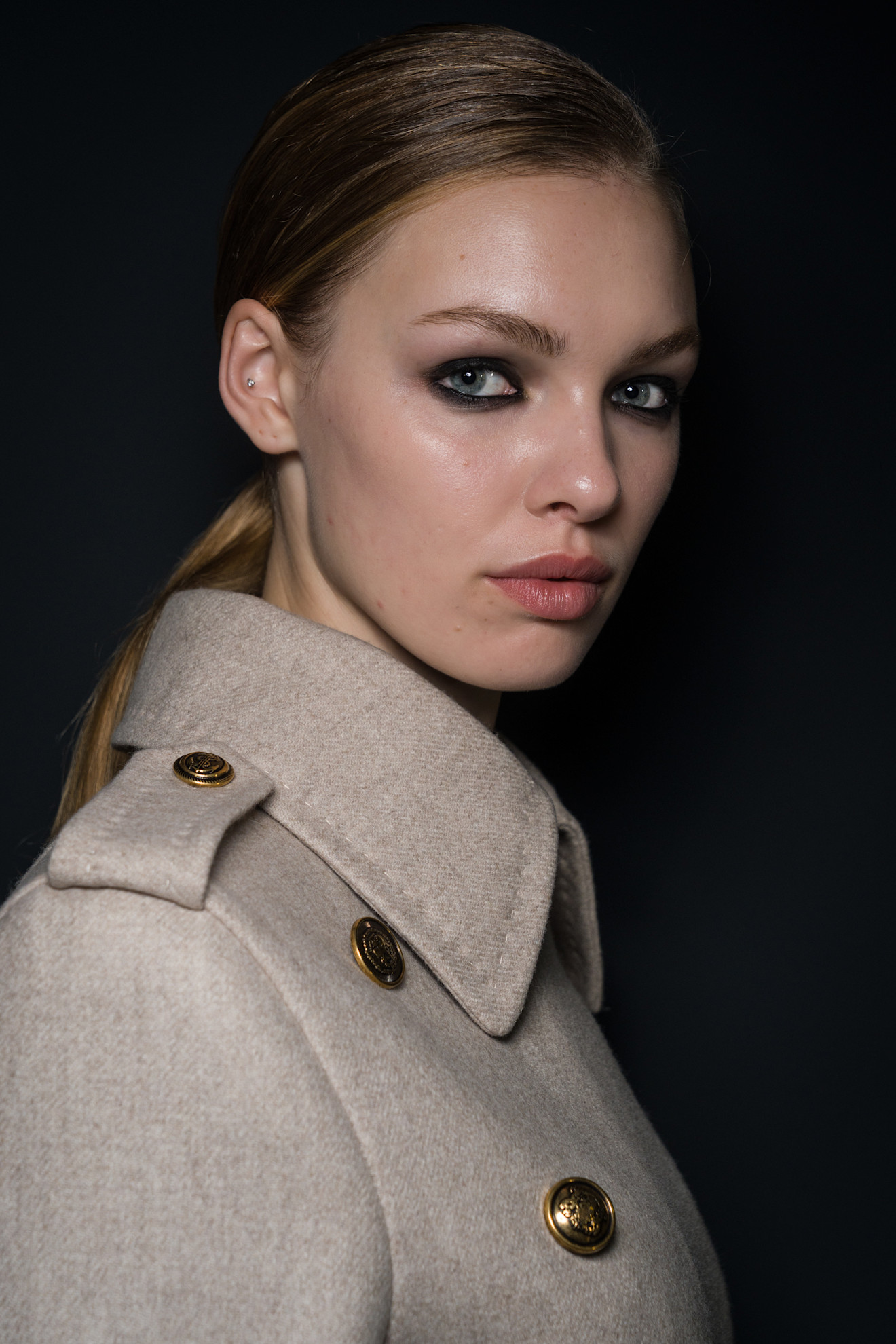 رسمات المكياج السموكي مع الحواجب الفاتحة من دار Ermanno Scervino