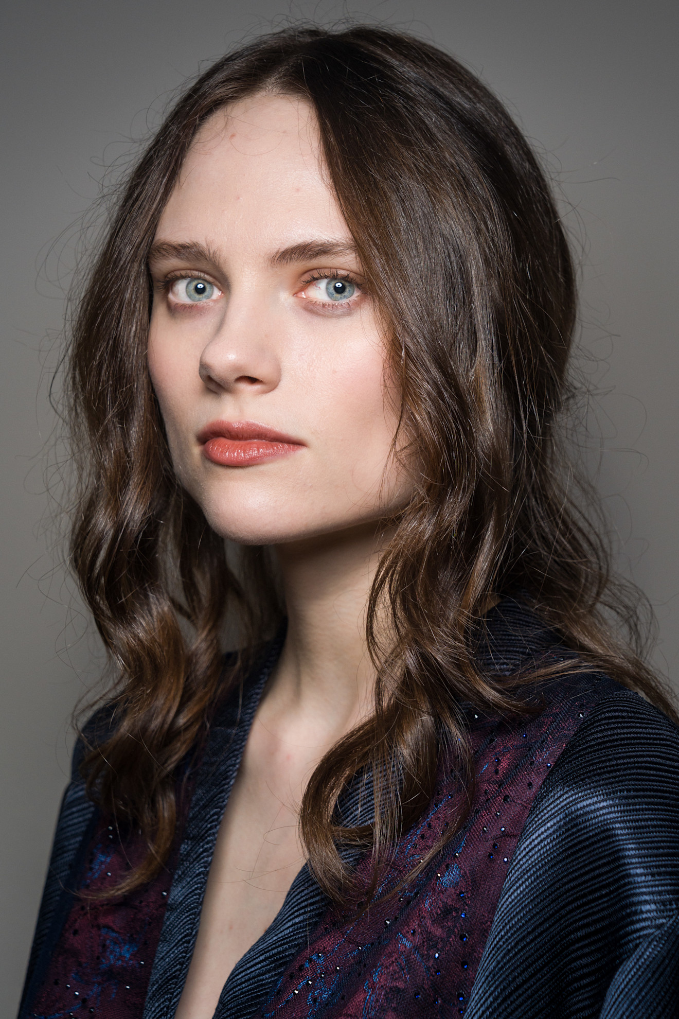 رسمات المكياج الغلوسي مع أحمر الشفاه المشمشي من دار Giorgio Armani