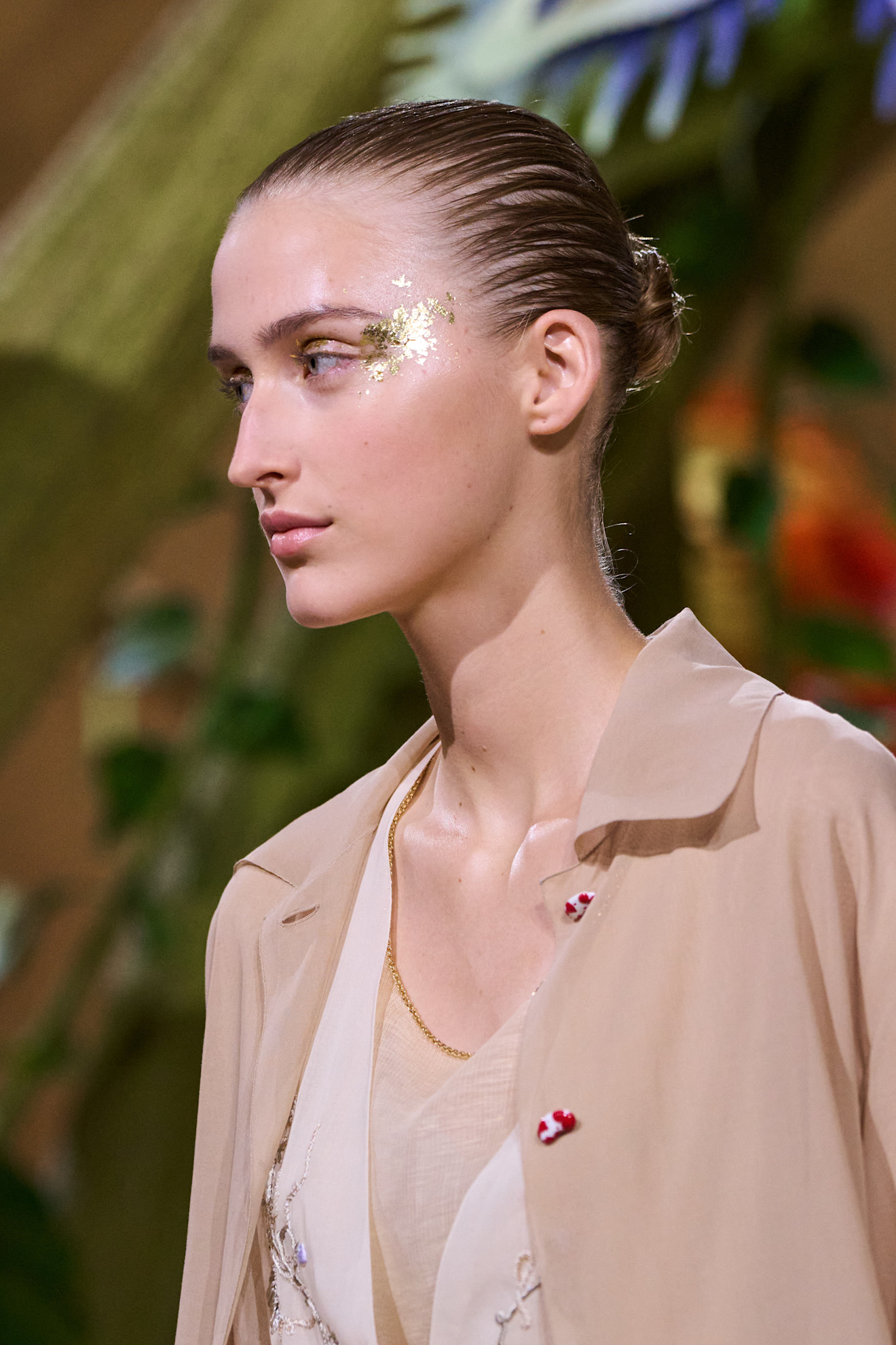 رسمات المكياج الغليتر مع الحبيبات الذهبية من CHANEL