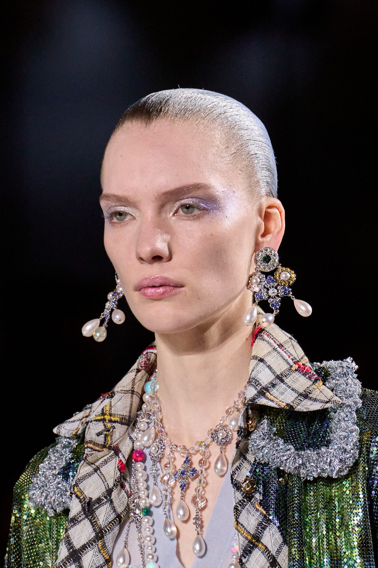 رسمات المكياج الغليتر والبنفسجي من دار CHANEL